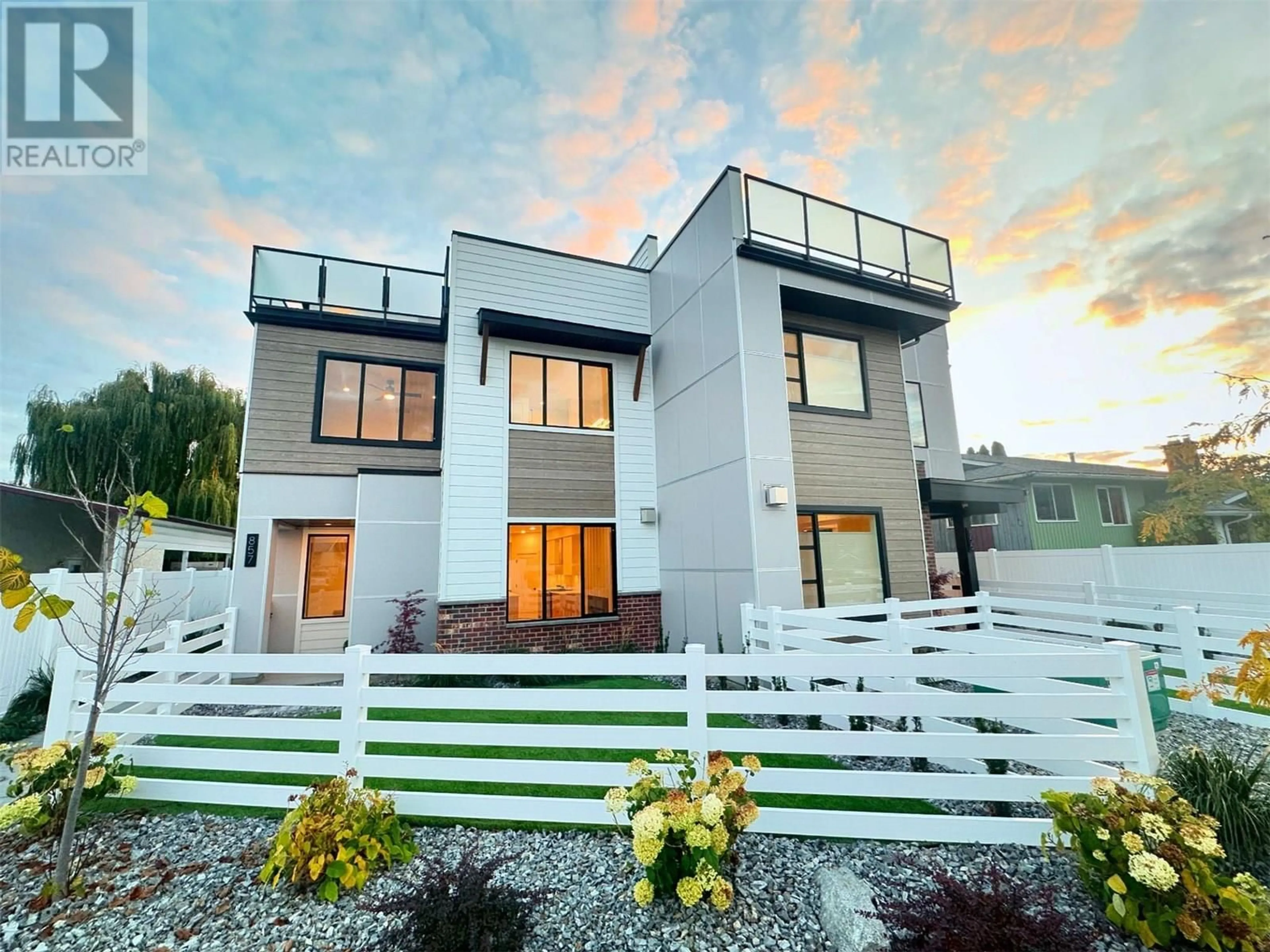 Home with vinyl exterior material, unknown for 857 KINNEAR COURT, Kelowna British Columbia V1Y8A9
