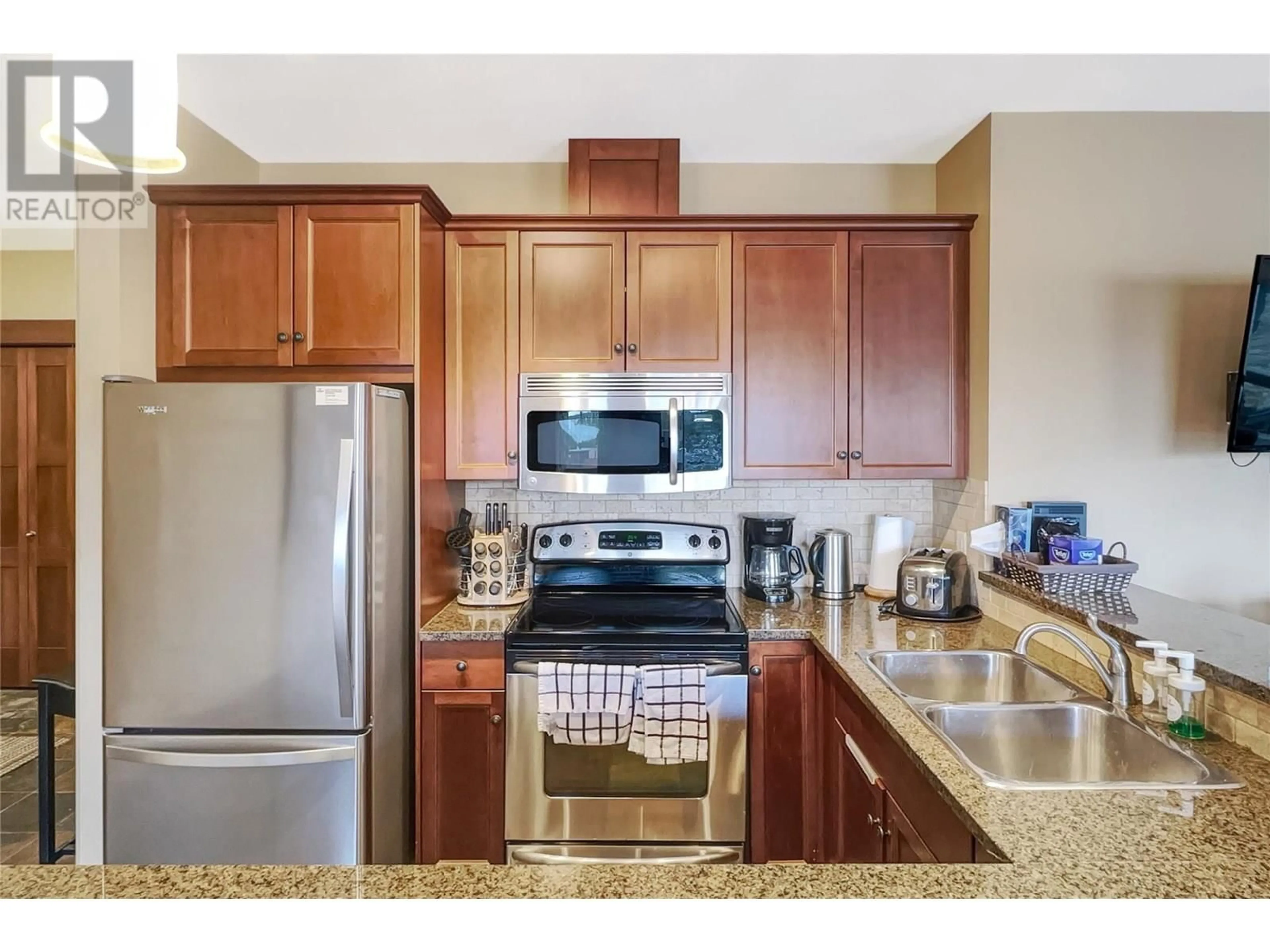 Standard kitchen, ceramic/tile floor for 101C - 375 RAVEN RIDGE ROAD, Big White British Columbia V1P1P3