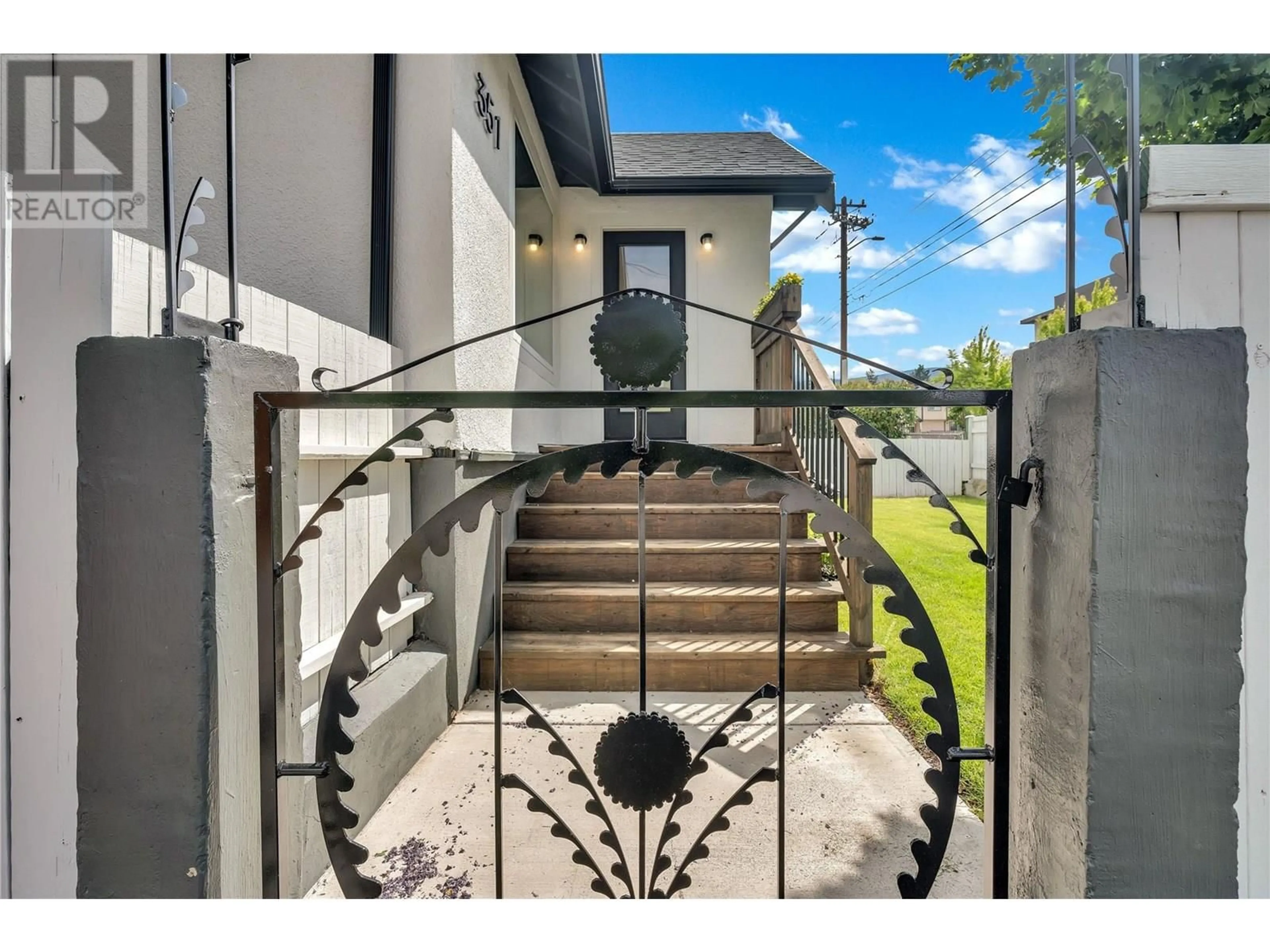 Stairs for 351 ECKHARDT AVENUE EAST, Penticton British Columbia V2A1Z7