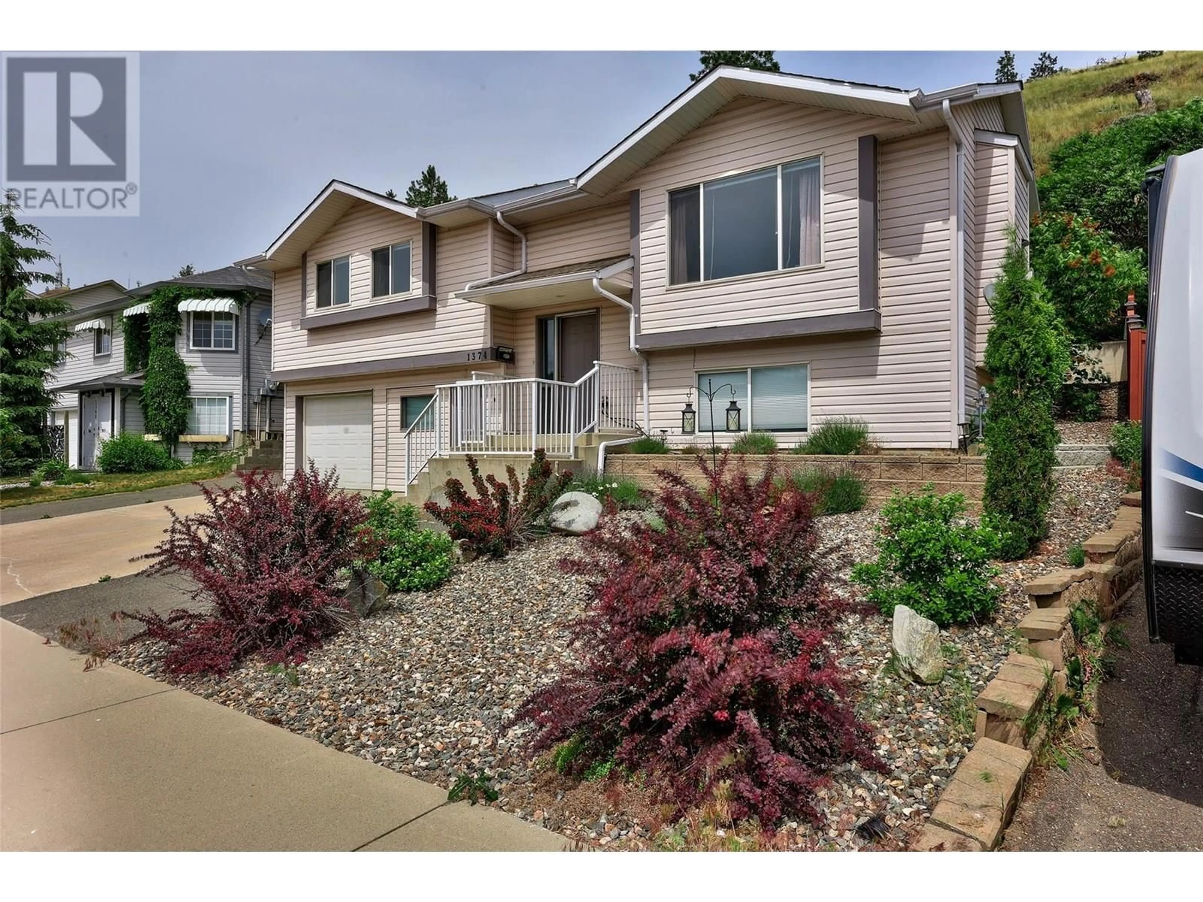 Home with vinyl exterior material, street for 1374 SUNSHINE COURT, Kamloops British Columbia V2E2P9