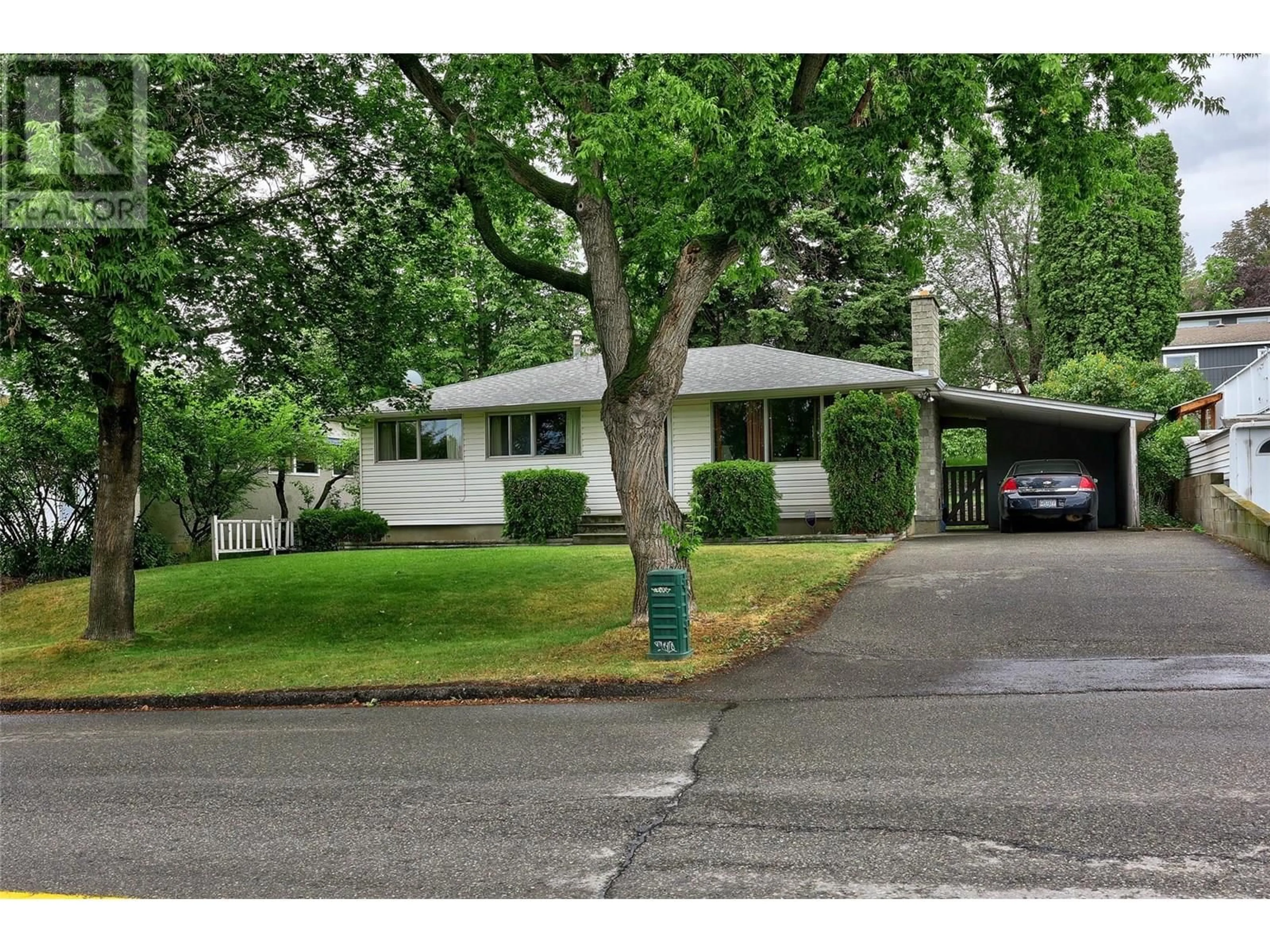 Home with vinyl exterior material, street for 427 BATTLE STREET WEST, Kamloops British Columbia V2C1H1
