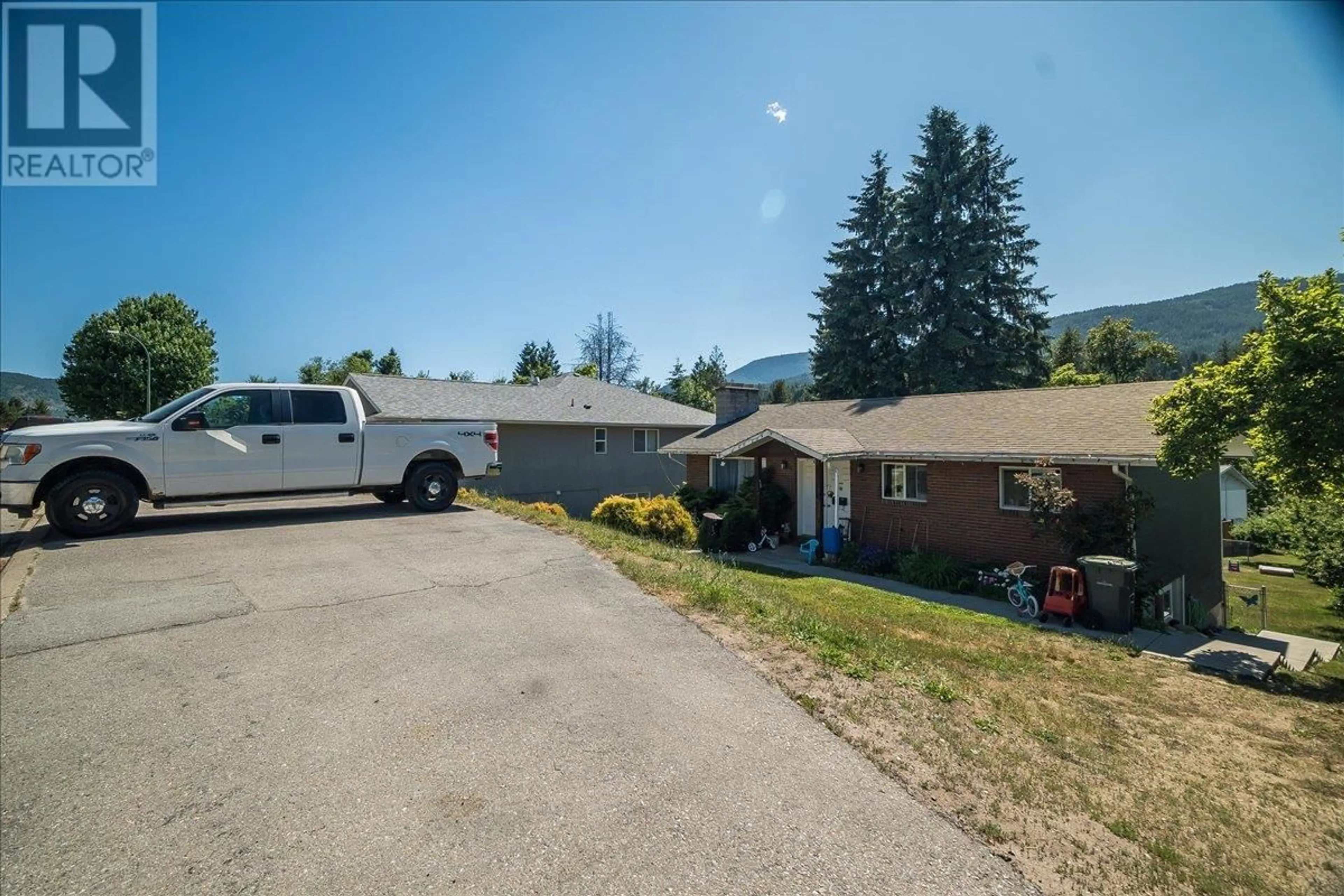 A pic from outside/outdoor area/front of a property/back of a property/a pic from drone, mountain view for 1916 RIVERSIDE CRESCENT, Castlegar British Columbia V1N3W6