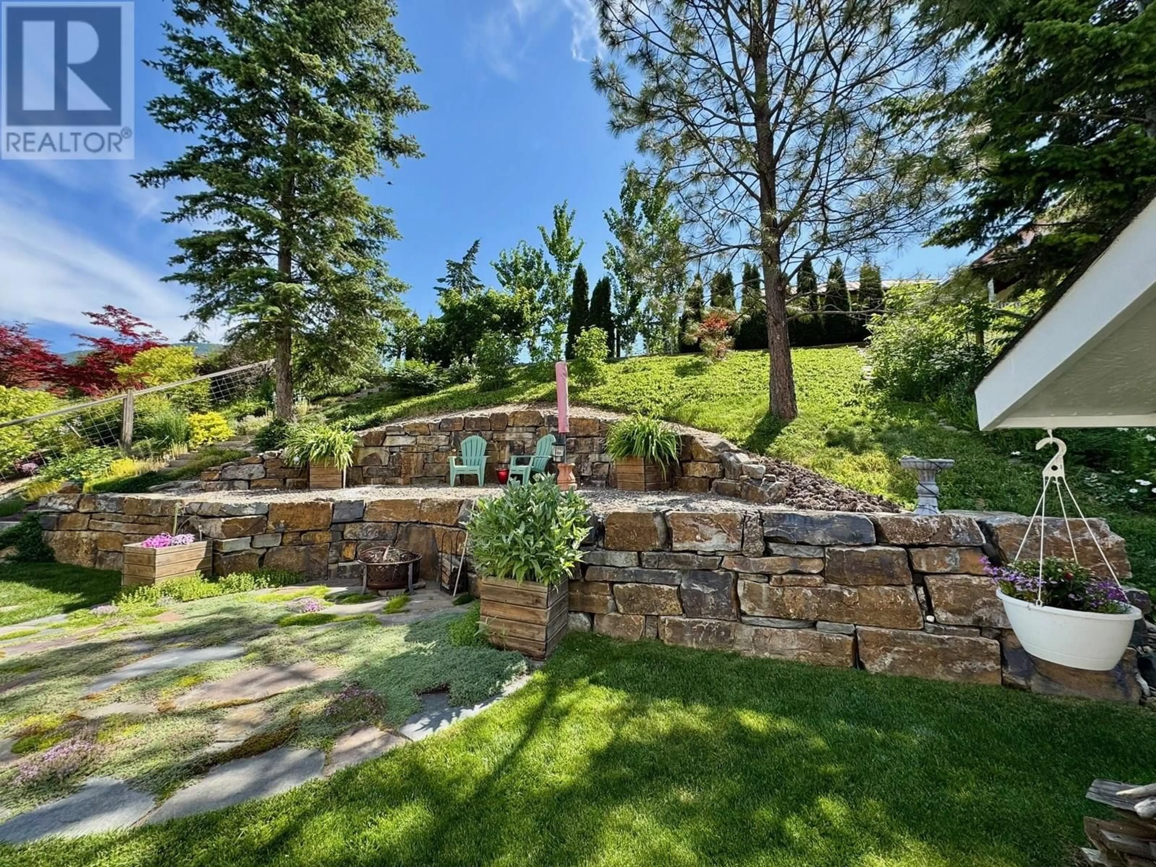 Patio, mountain view for 412 6TH AVENUE SOUTH, Creston British Columbia V0B1G3