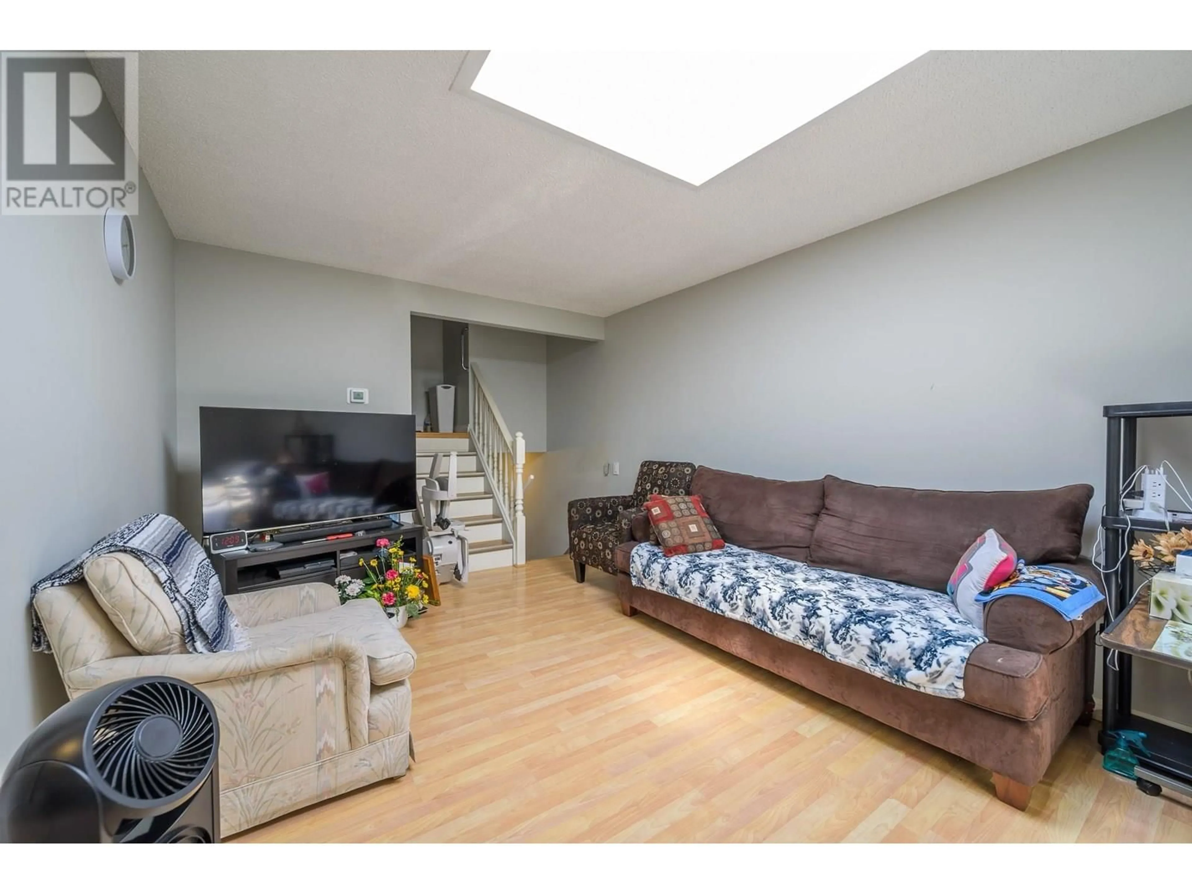 Living room with furniture, wood/laminate floor for 1144 PEMBROKE AVENUE, Kamloops British Columbia V2B7W6