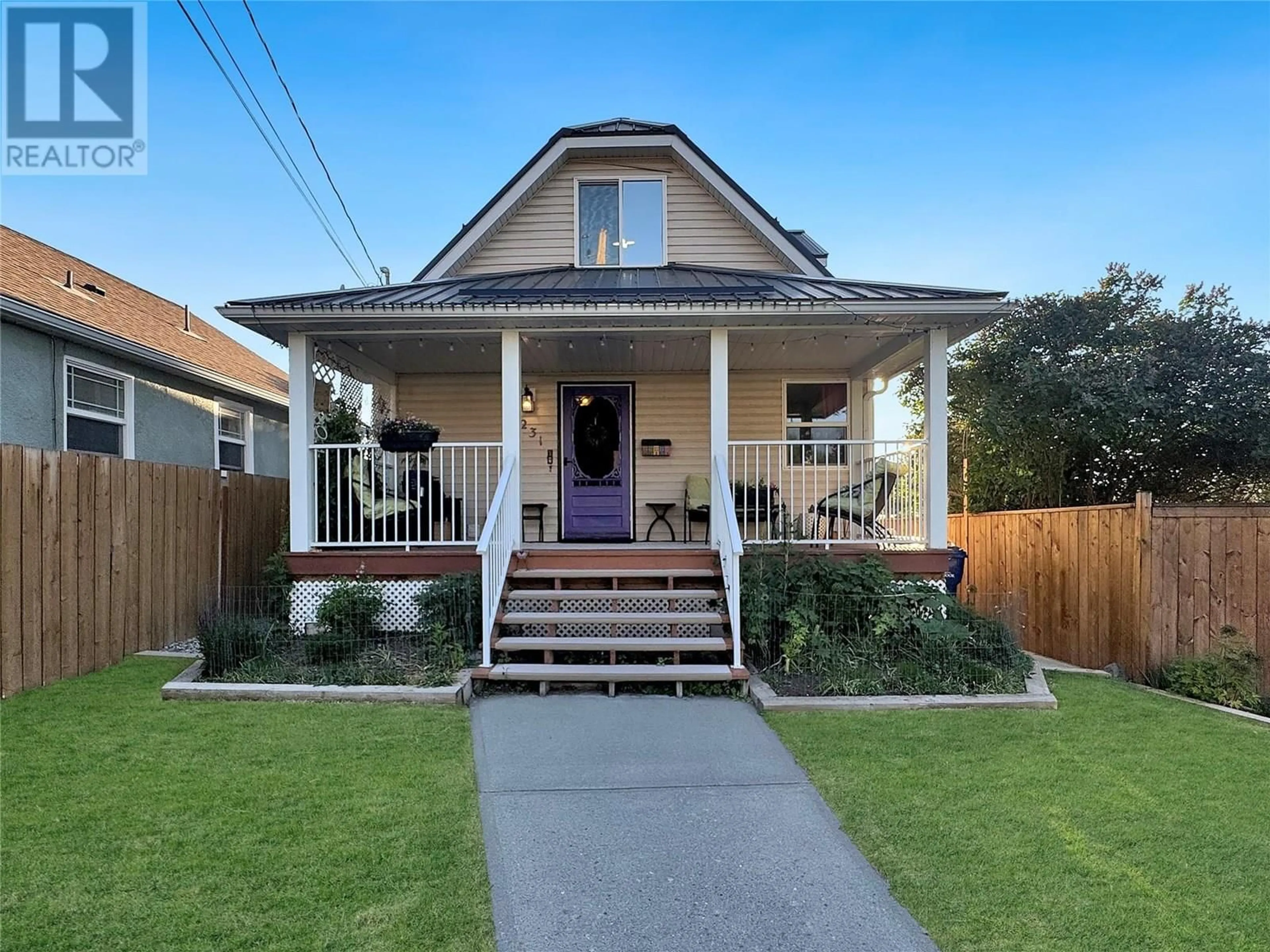 Home with vinyl exterior material, street for 231 18TH AVENUE SOUTH, Cranbrook British Columbia V1C3C1