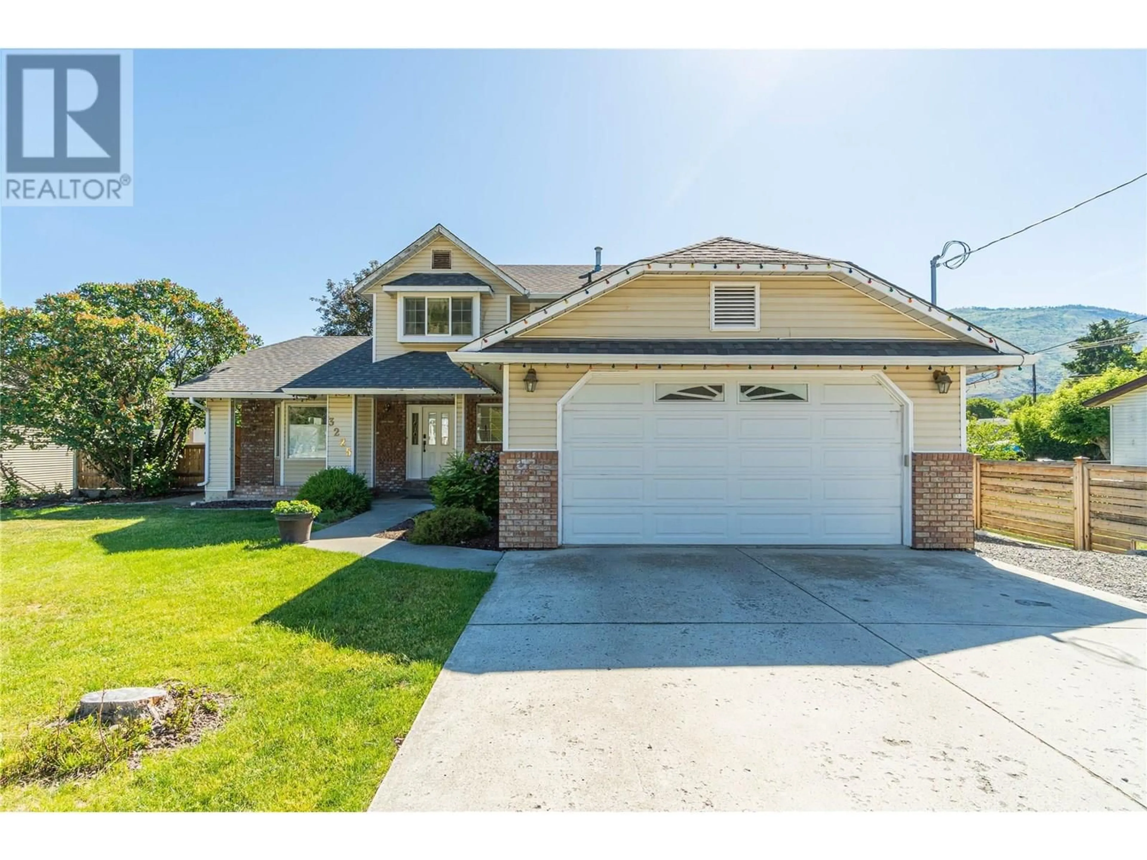 Home with vinyl exterior material, street for 3225 HARGRAVES PLACE, Kamloops British Columbia V2B8H3