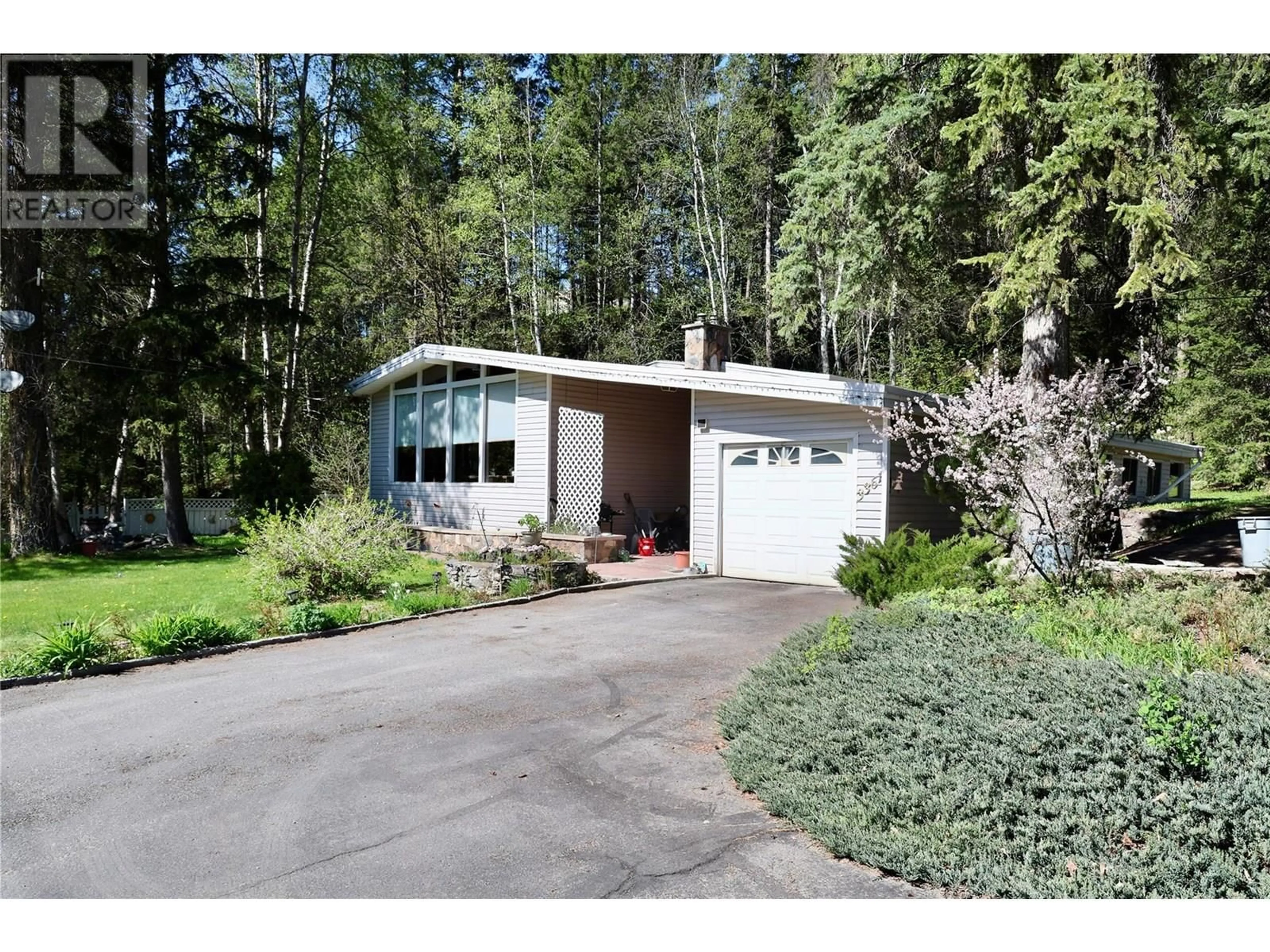 Indoor garage for 95 HIGHWAY, Golden British Columbia V0A1L0
