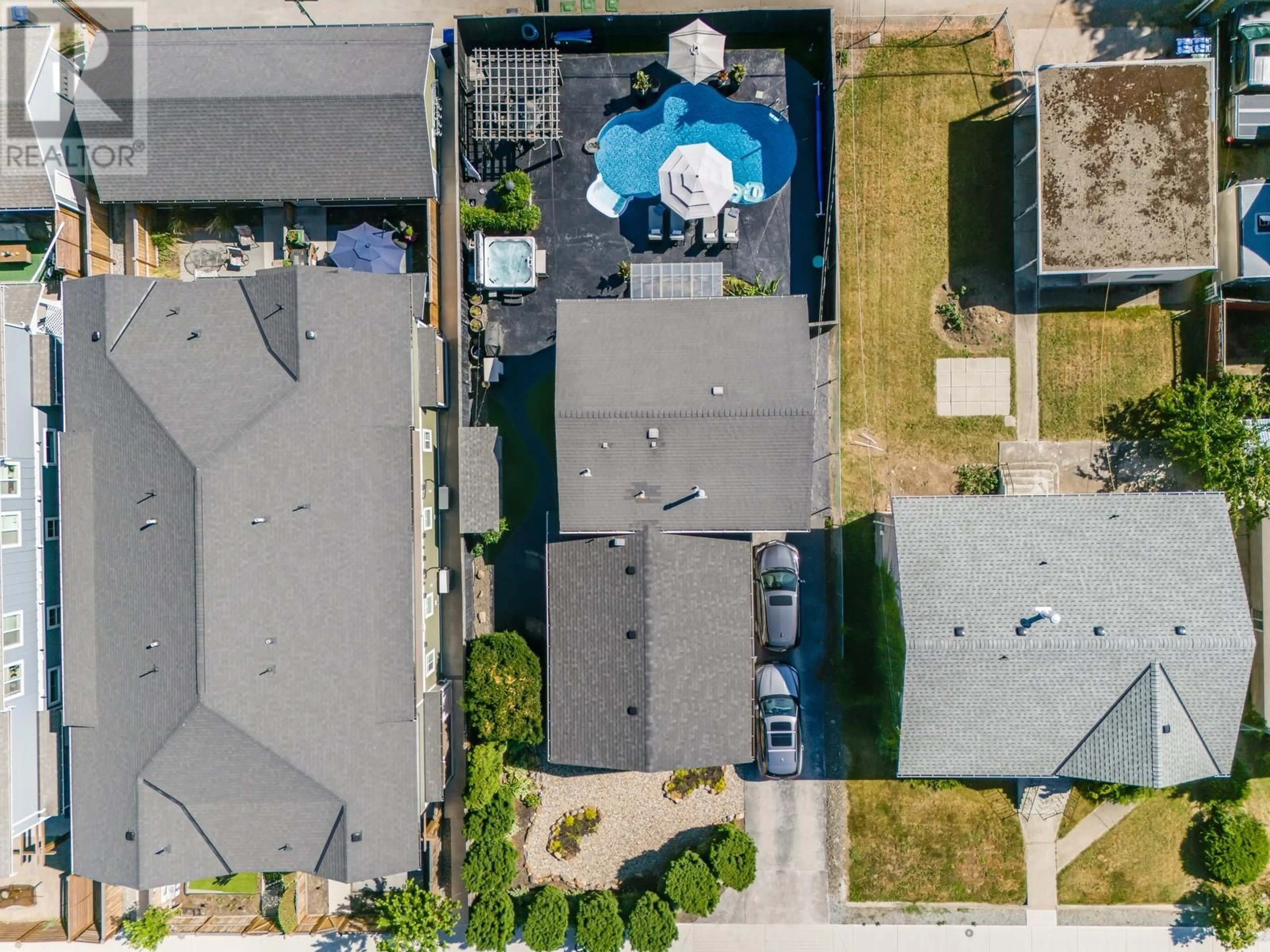 A pic from outside/outdoor area/front of a property/back of a property/a pic from drone, street for 819 CADDER AVENUE, Kelowna British Columbia V1Y5N7