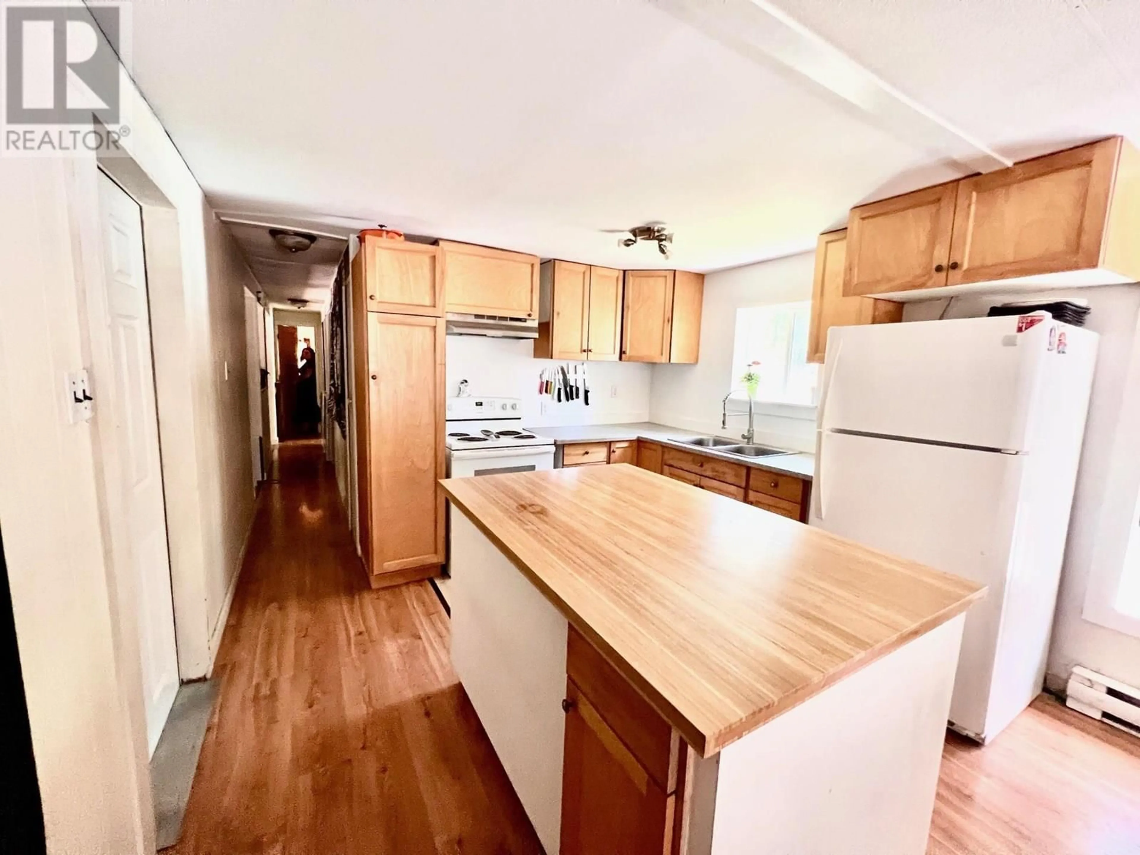 Standard kitchen, wood/laminate floor for 3701 SABRINA ROAD, Bonnington British Columbia V0G2G3