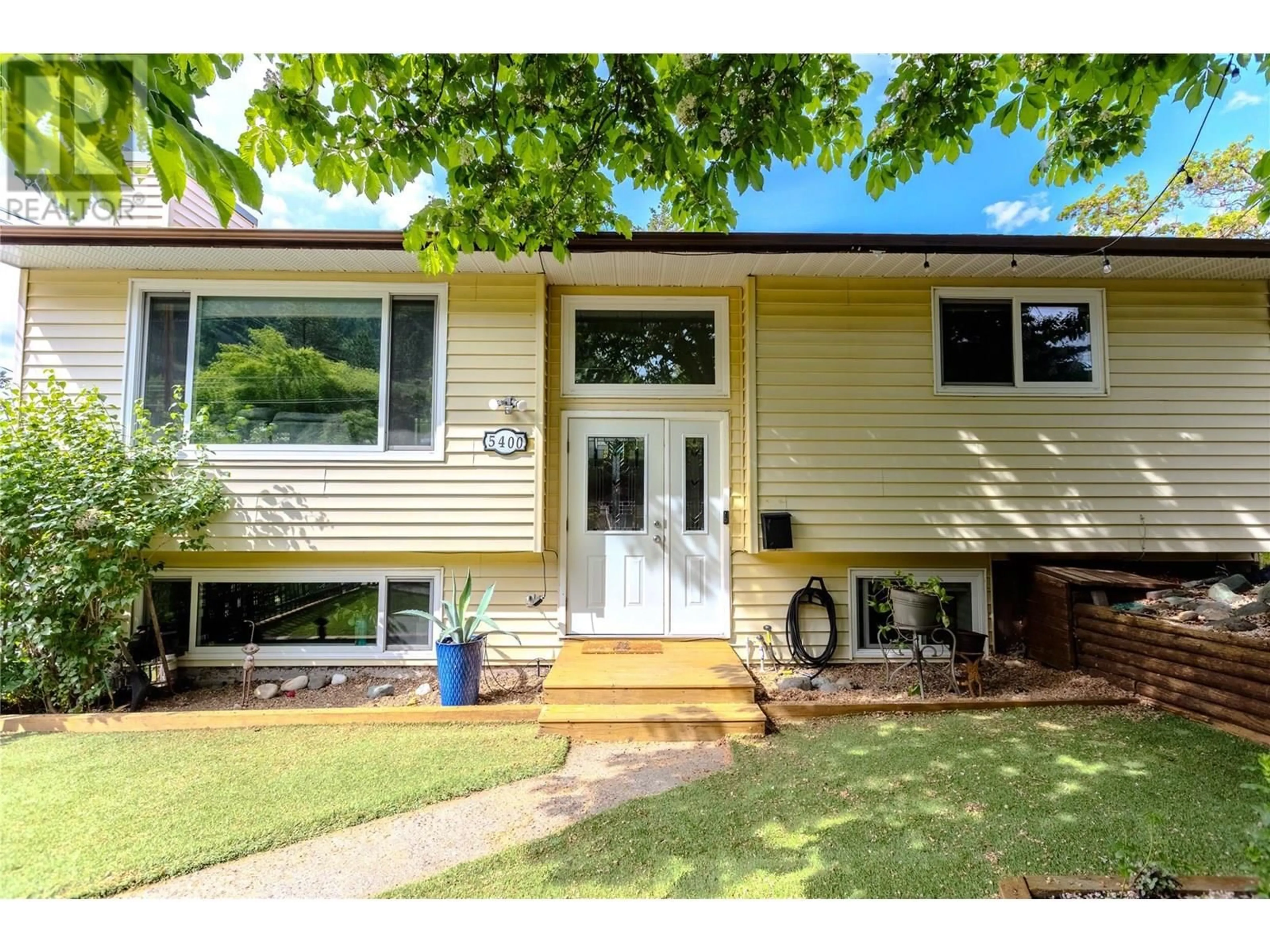 Home with vinyl exterior material, street for 5400 MORRIS PLACE, Kamloops British Columbia V2C5S3