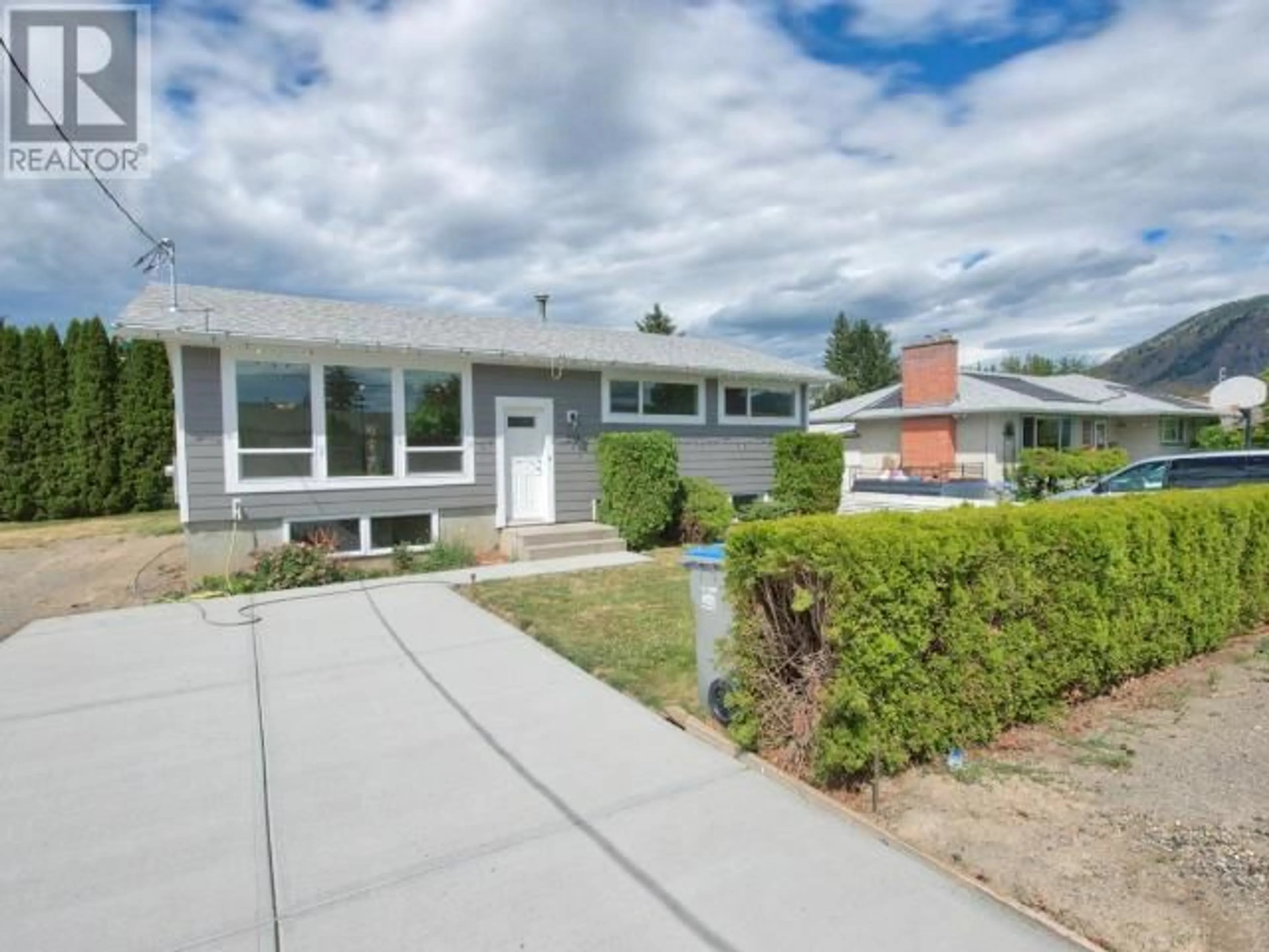 Home with vinyl exterior material, street for 293 WALNUT AVENUE, Kamloops British Columbia V2B1C7