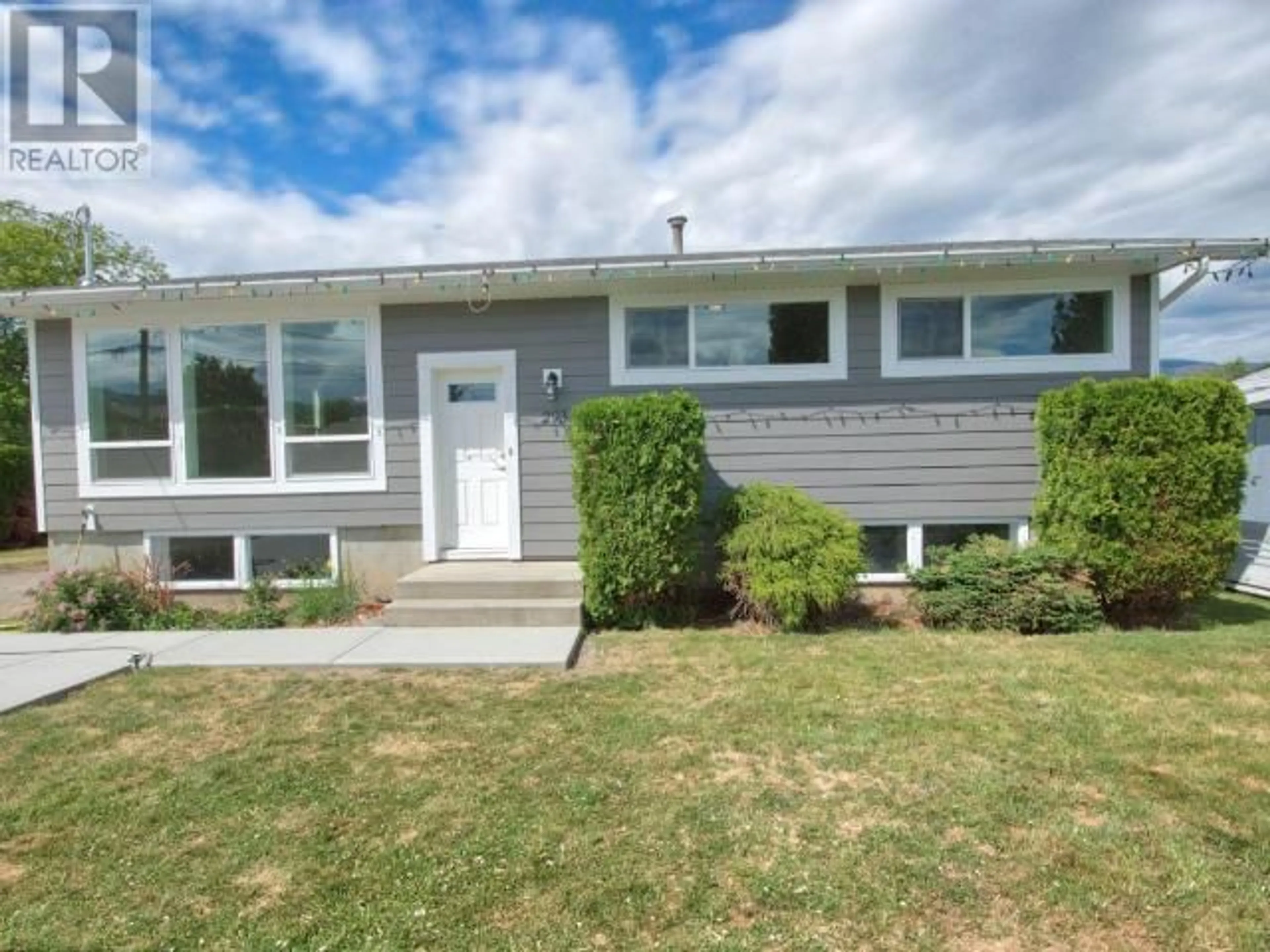 Home with vinyl exterior material, street for 293 WALNUT AVENUE, Kamloops British Columbia V2B1C7