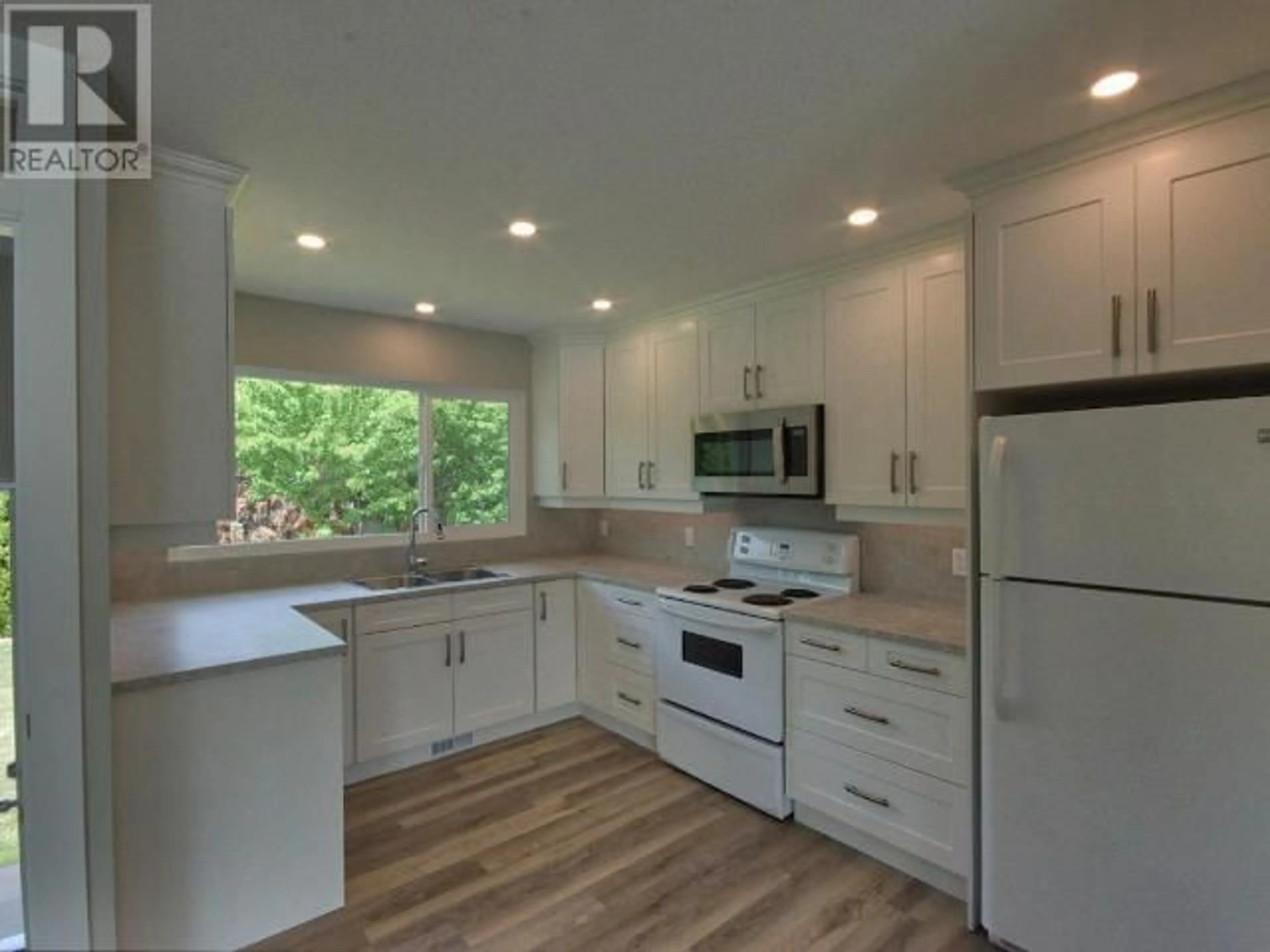 Open concept kitchen, wood/laminate floor for 293 WALNUT AVENUE, Kamloops British Columbia V2B1C7