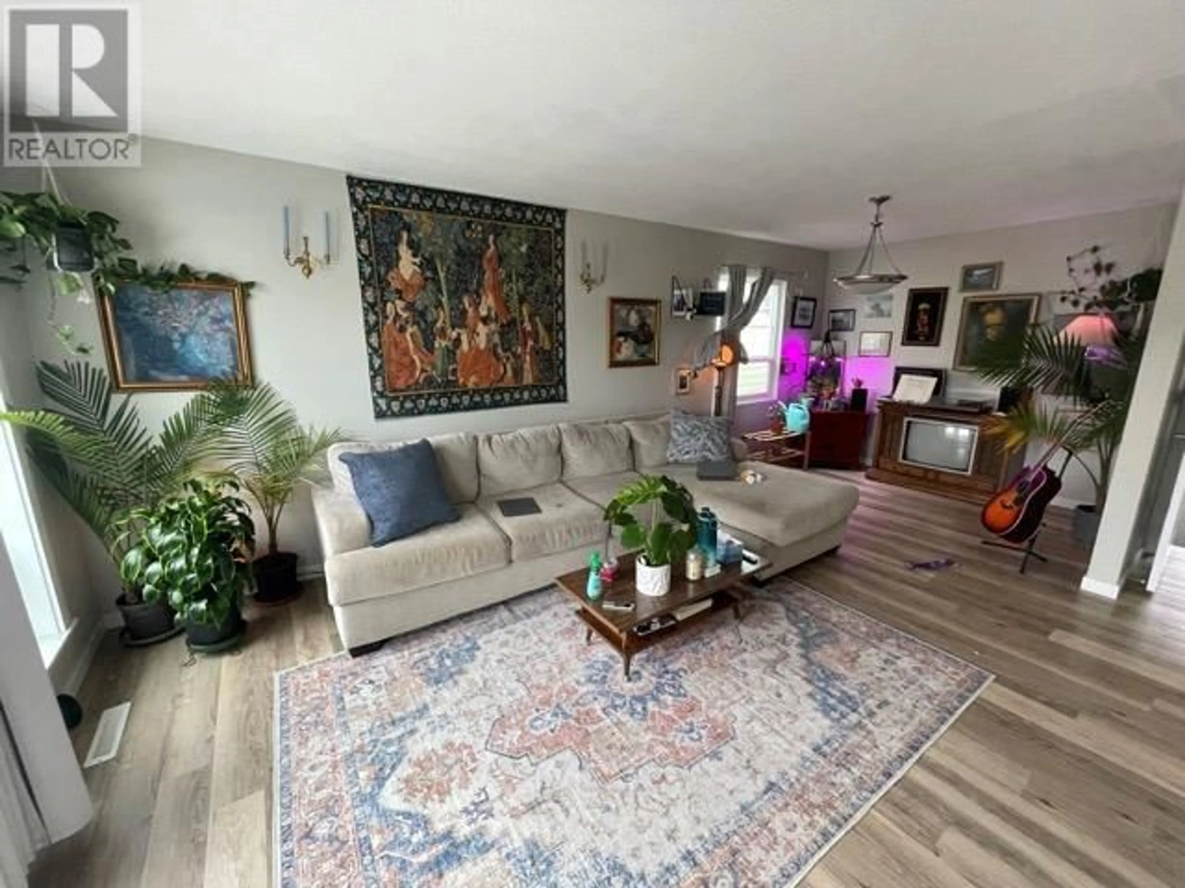 Living room with furniture, unknown for 293 WALNUT AVENUE, Kamloops British Columbia V2B1C7