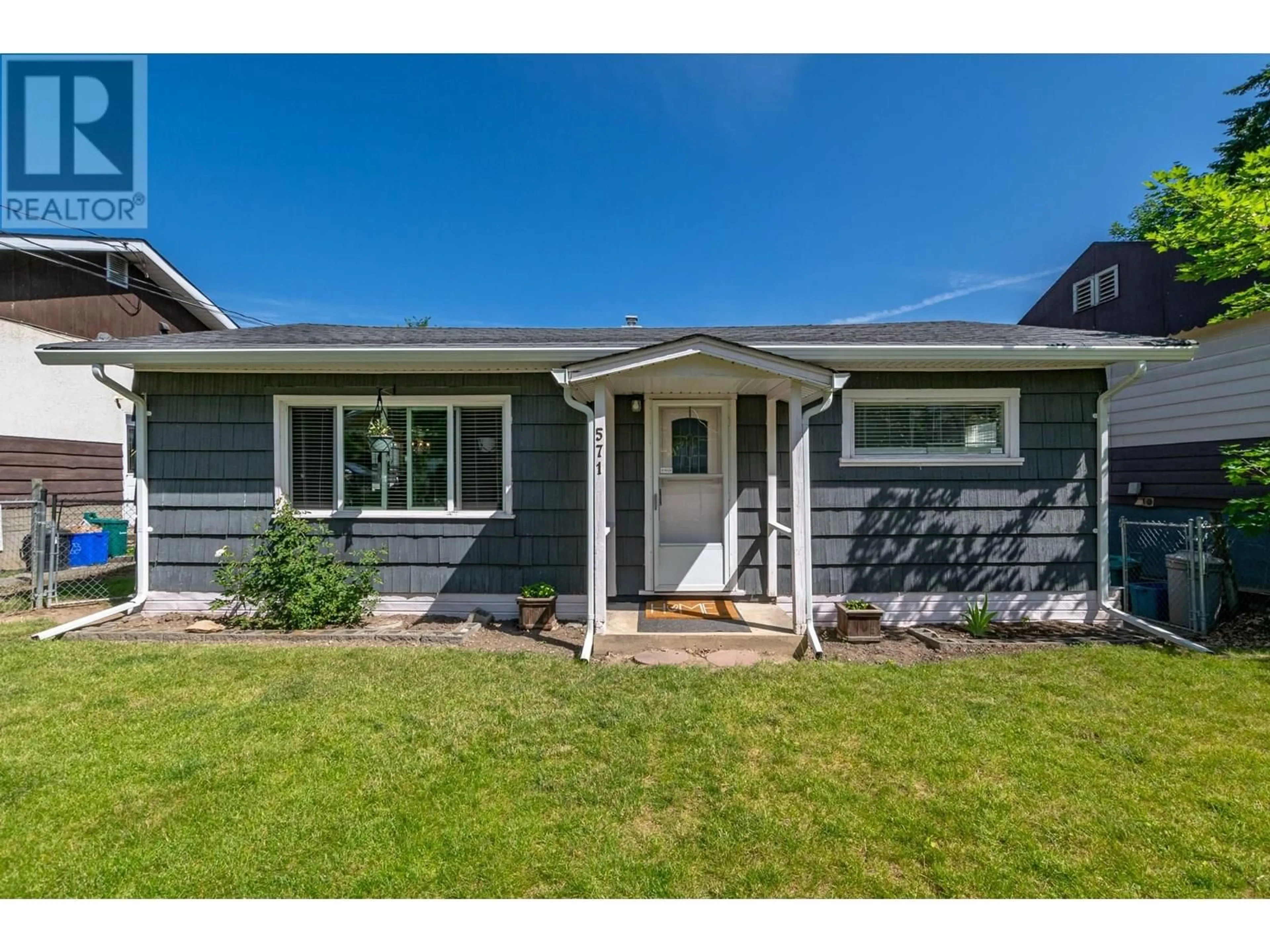 Home with vinyl exterior material, street for 571 1 AVENUE SOUTHEAST, Salmon Arm British Columbia V1E1J7