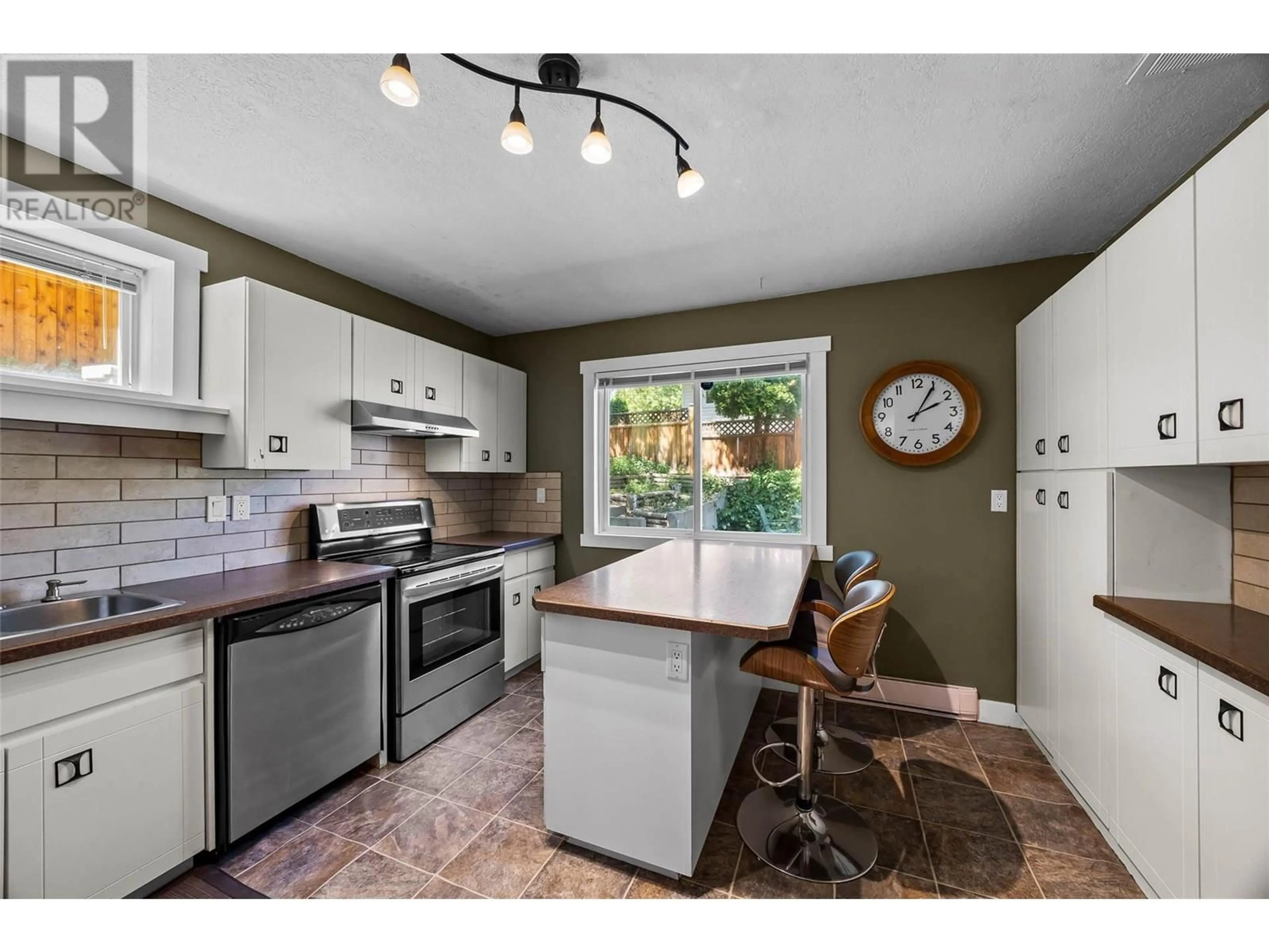 Open concept kitchen, unknown for 1172 LINTHORPE ROAD, Kamloops British Columbia V2B7S6