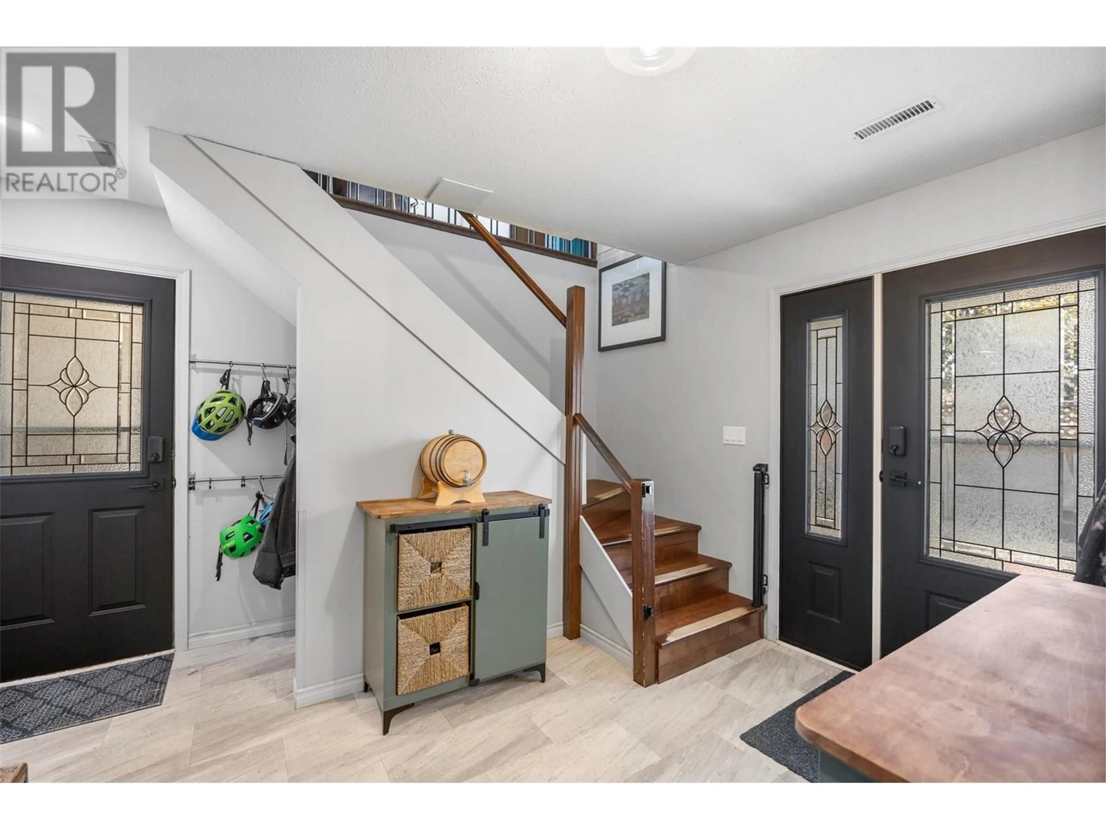 Indoor entryway for 1044 DUNDAS STREET, Kamloops British Columbia V2B2T2