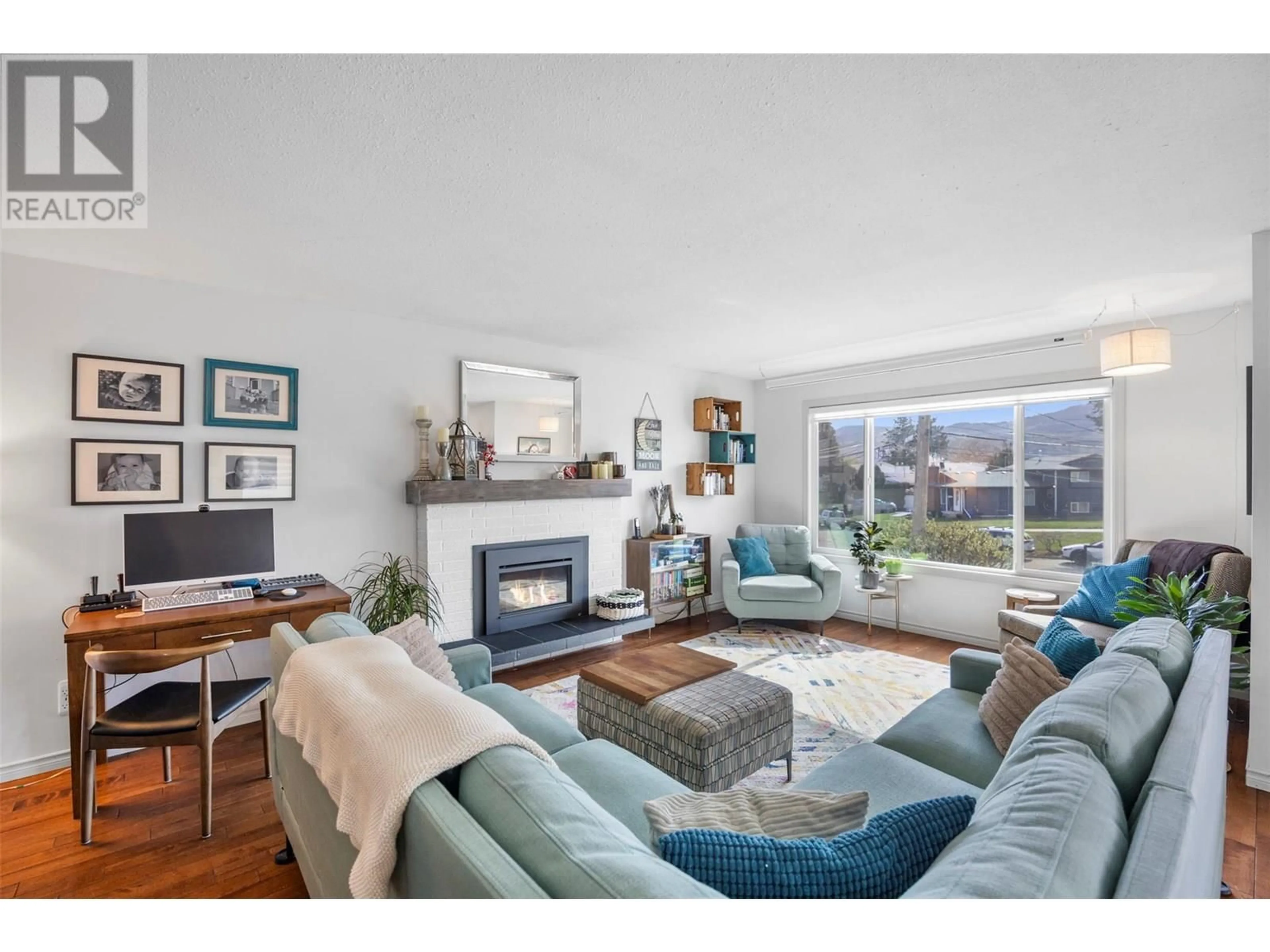 Living room with furniture, wood/laminate floor for 1044 DUNDAS STREET, Kamloops British Columbia V2B2T2