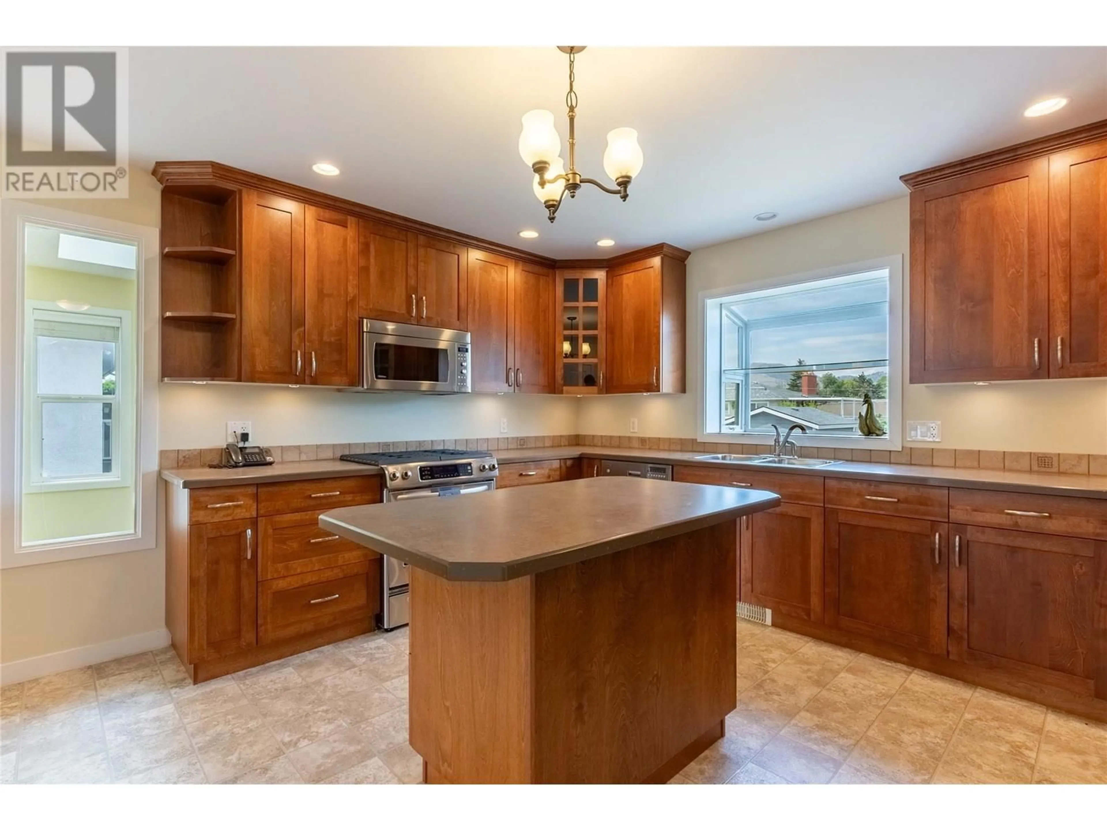 Open concept kitchen, unknown for 249 CHESTNUT AVENUE, Kamloops British Columbia V2B1L4