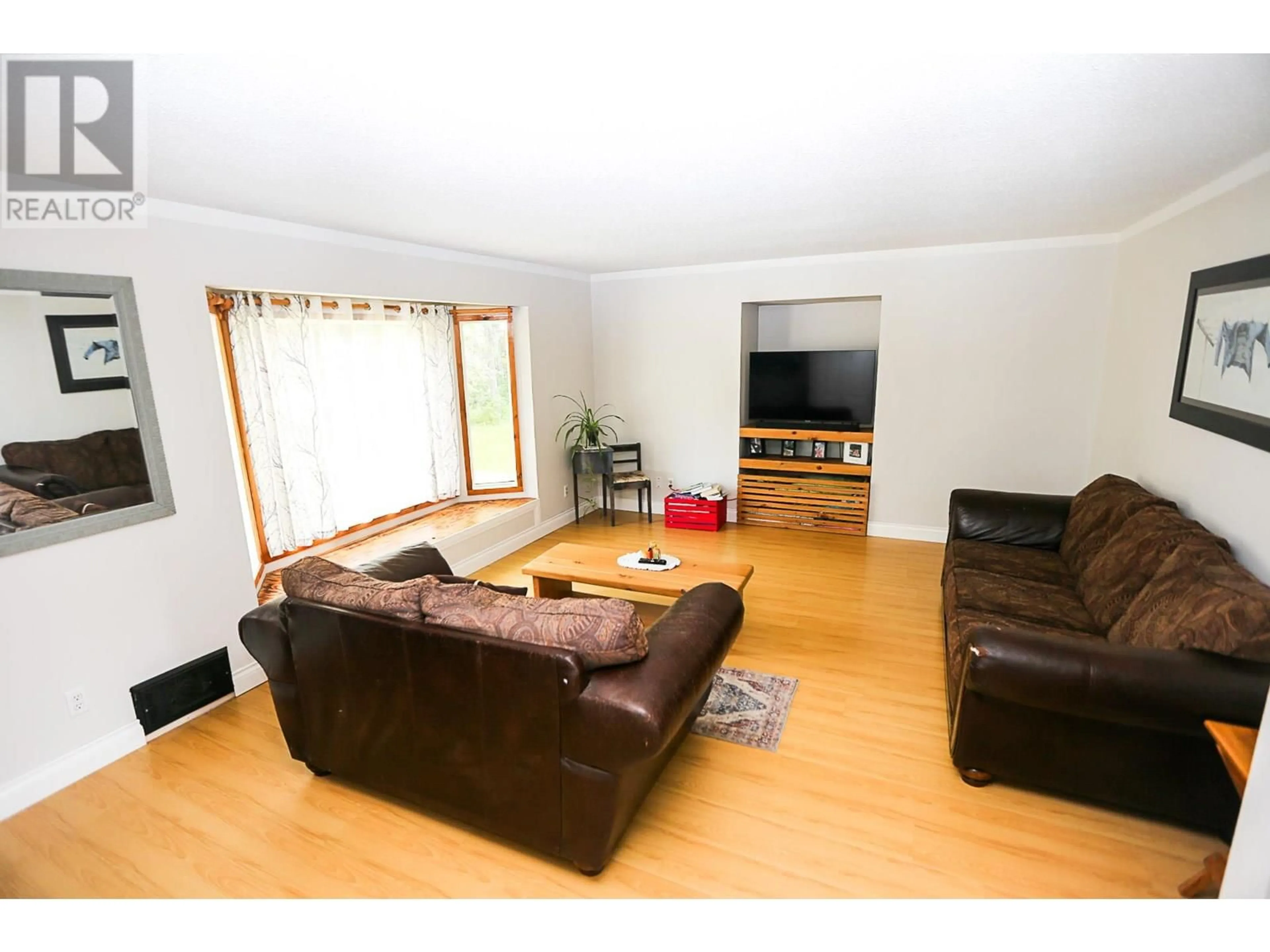 Living room with furniture, wood/laminate floor for 1133 CAROLINE ROAD, Clearwater British Columbia V0E1N0