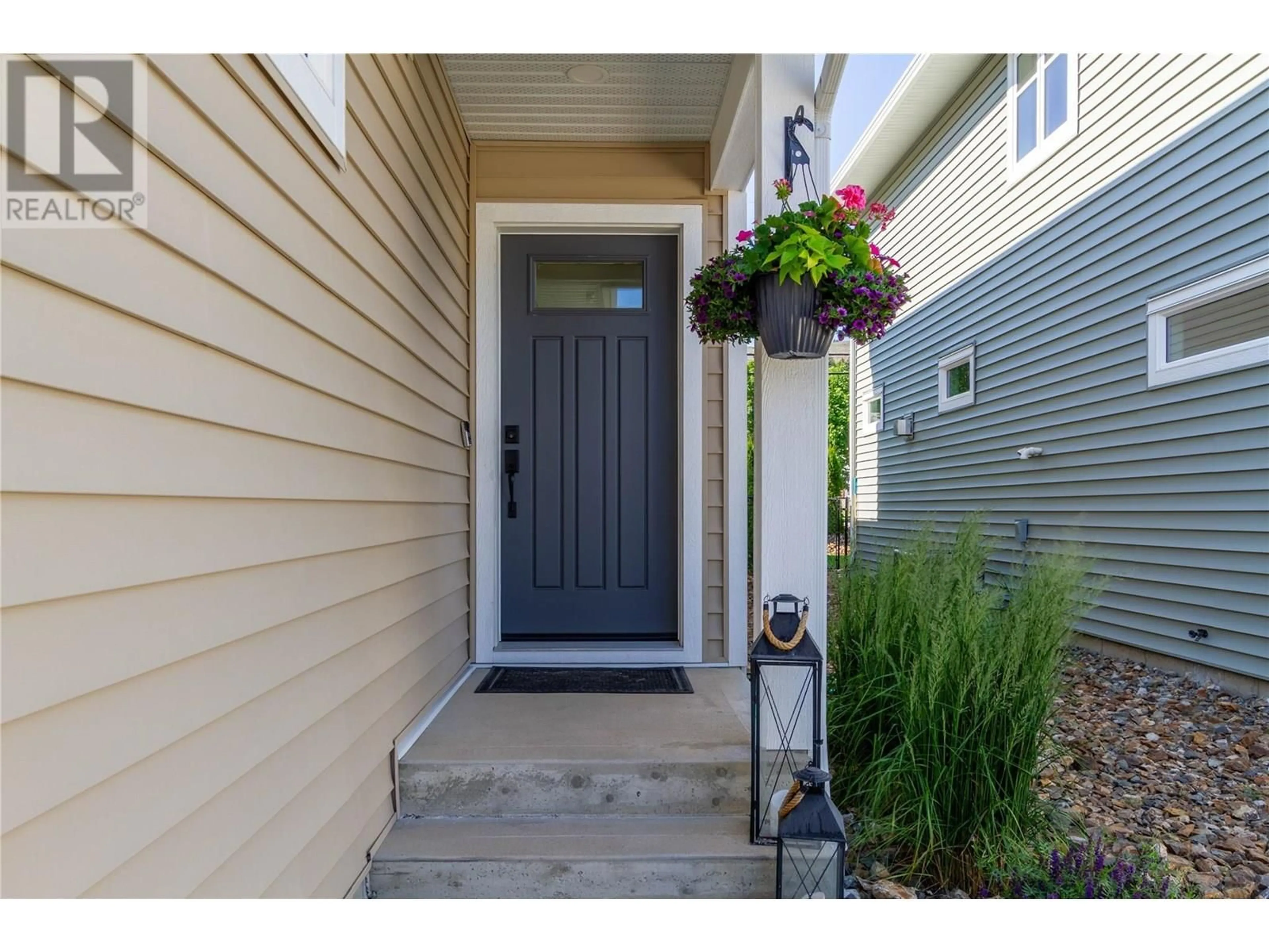 Indoor entryway for 27 - 6635 TRONSON ROAD, Vernon British Columbia V1H2K4