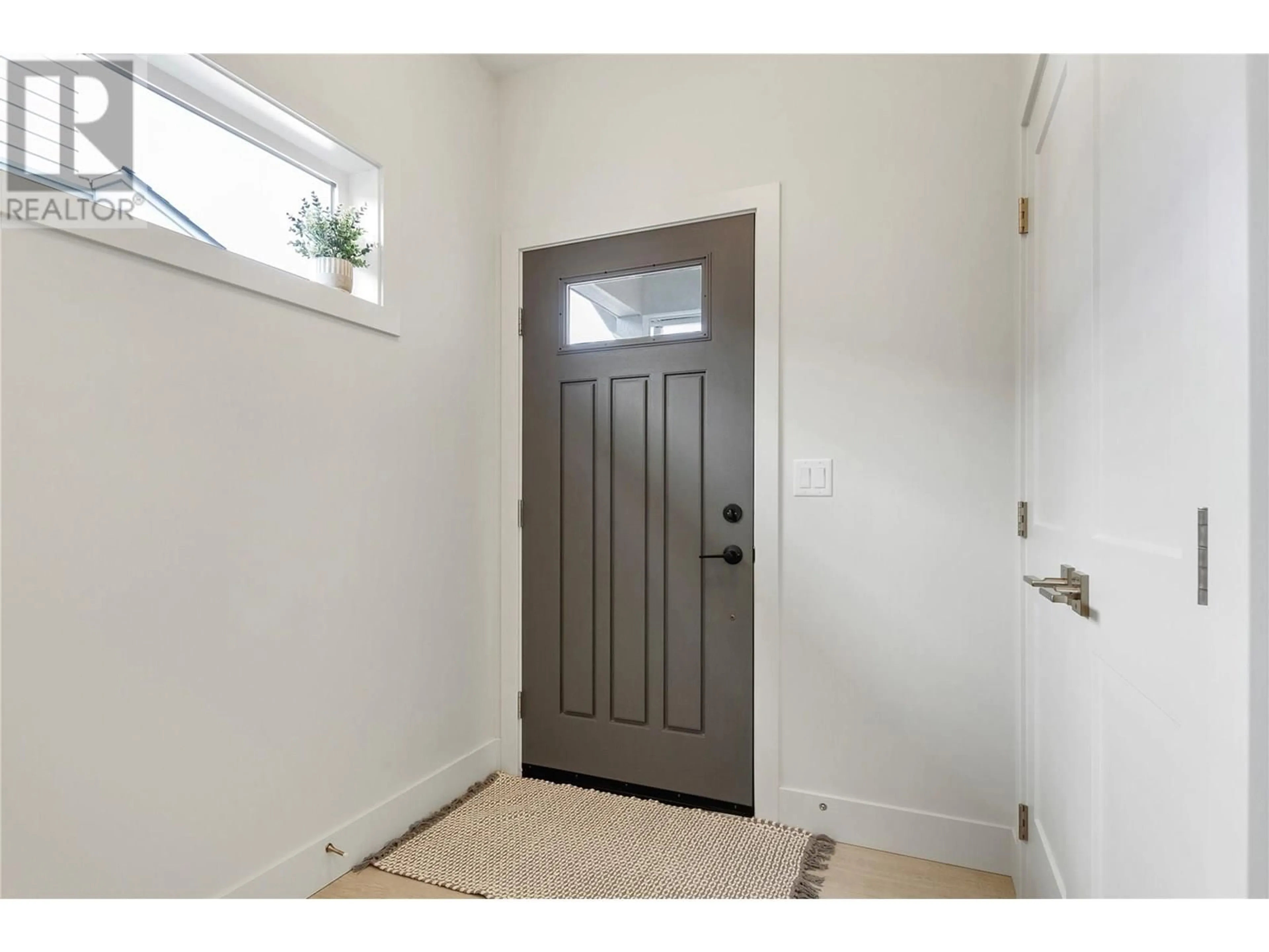 Indoor entryway for 27 - 6635 TRONSON ROAD, Vernon British Columbia V1H2K4