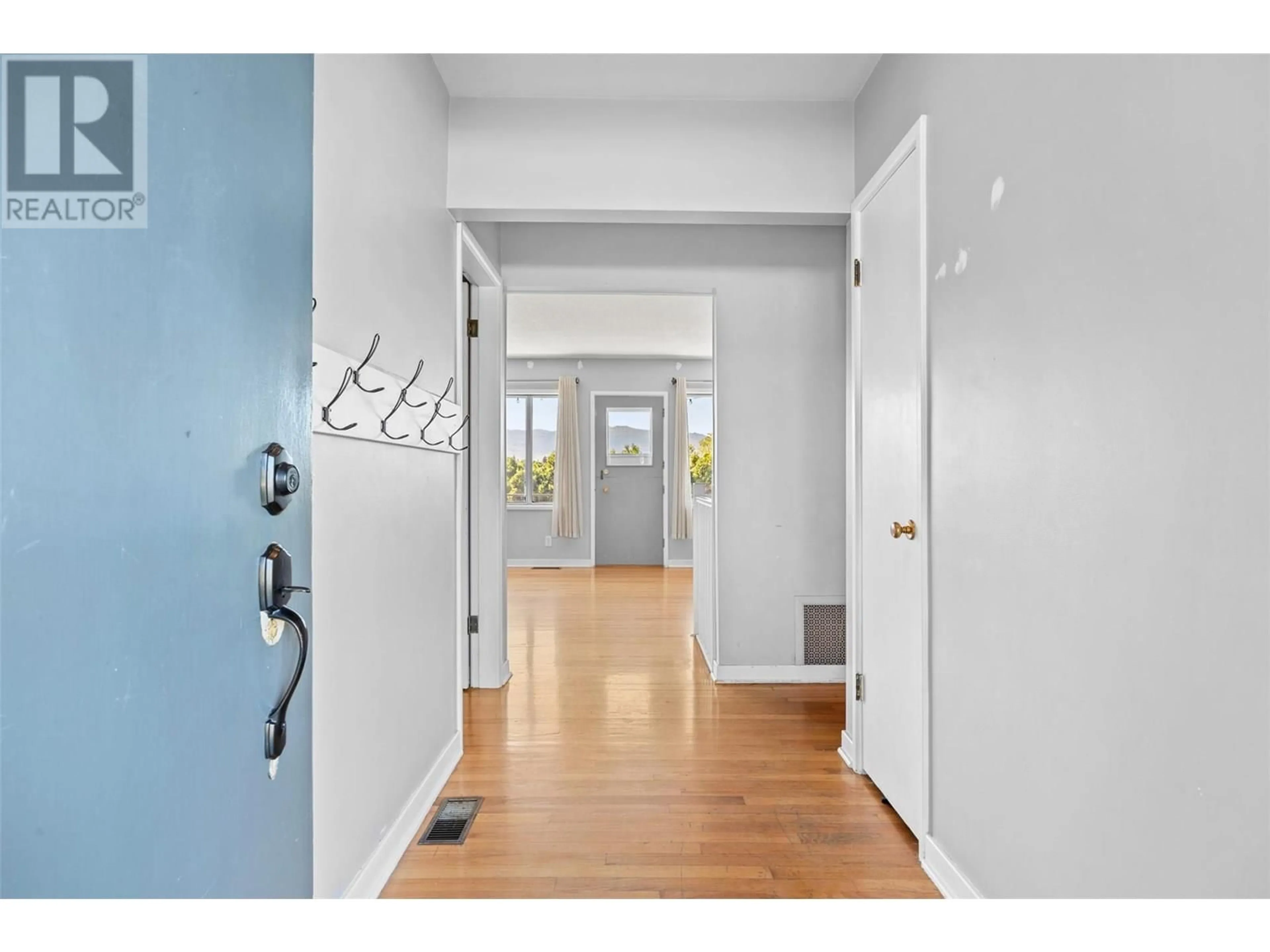 Indoor entryway for 1445 GLENVIEW AVENUE, Kelowna British Columbia V1Y3P5