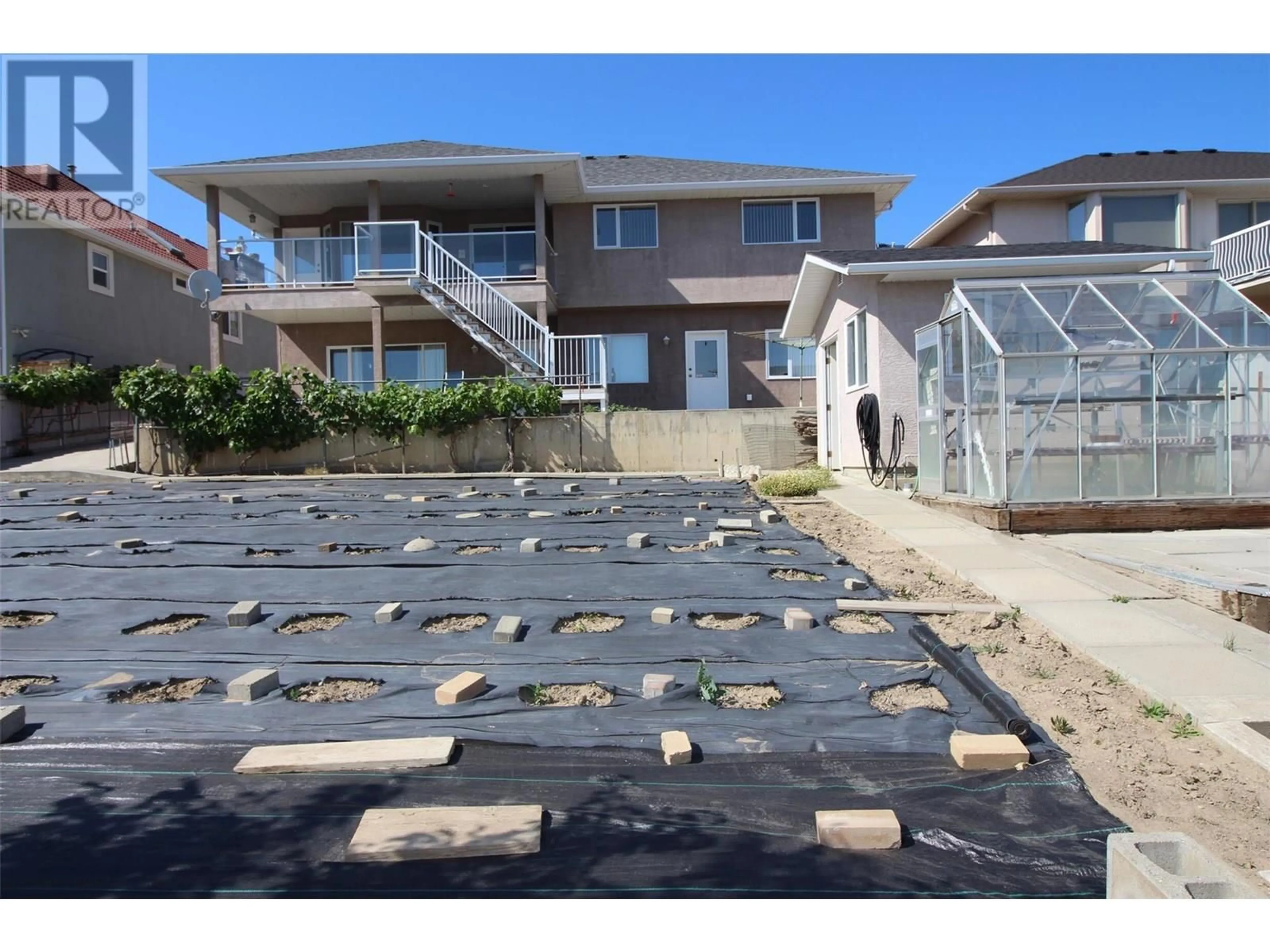 A pic from outside/outdoor area/front of a property/back of a property/a pic from drone, street for 1727 BEARCROFT COURT, Kamloops British Columbia V2B8M2