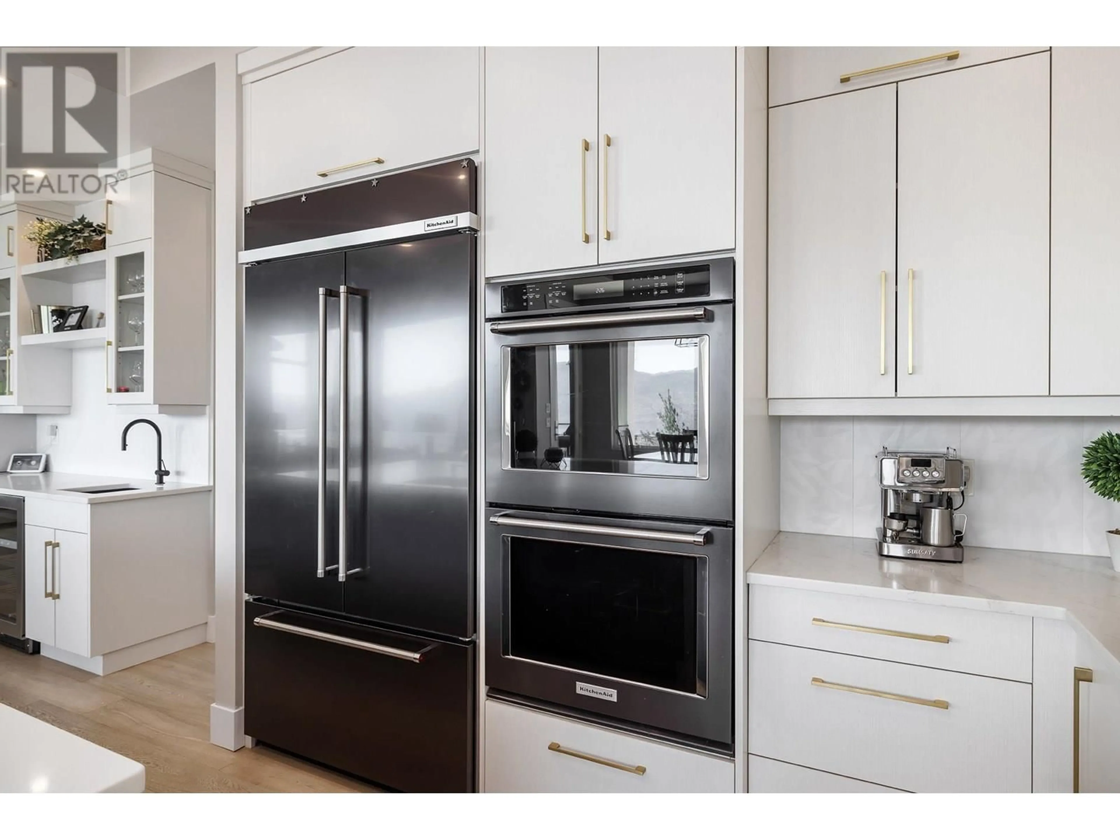 Contemporary kitchen, unknown for 1546 VIOGNIER DRIVE, West Kelowna British Columbia V4T0E1