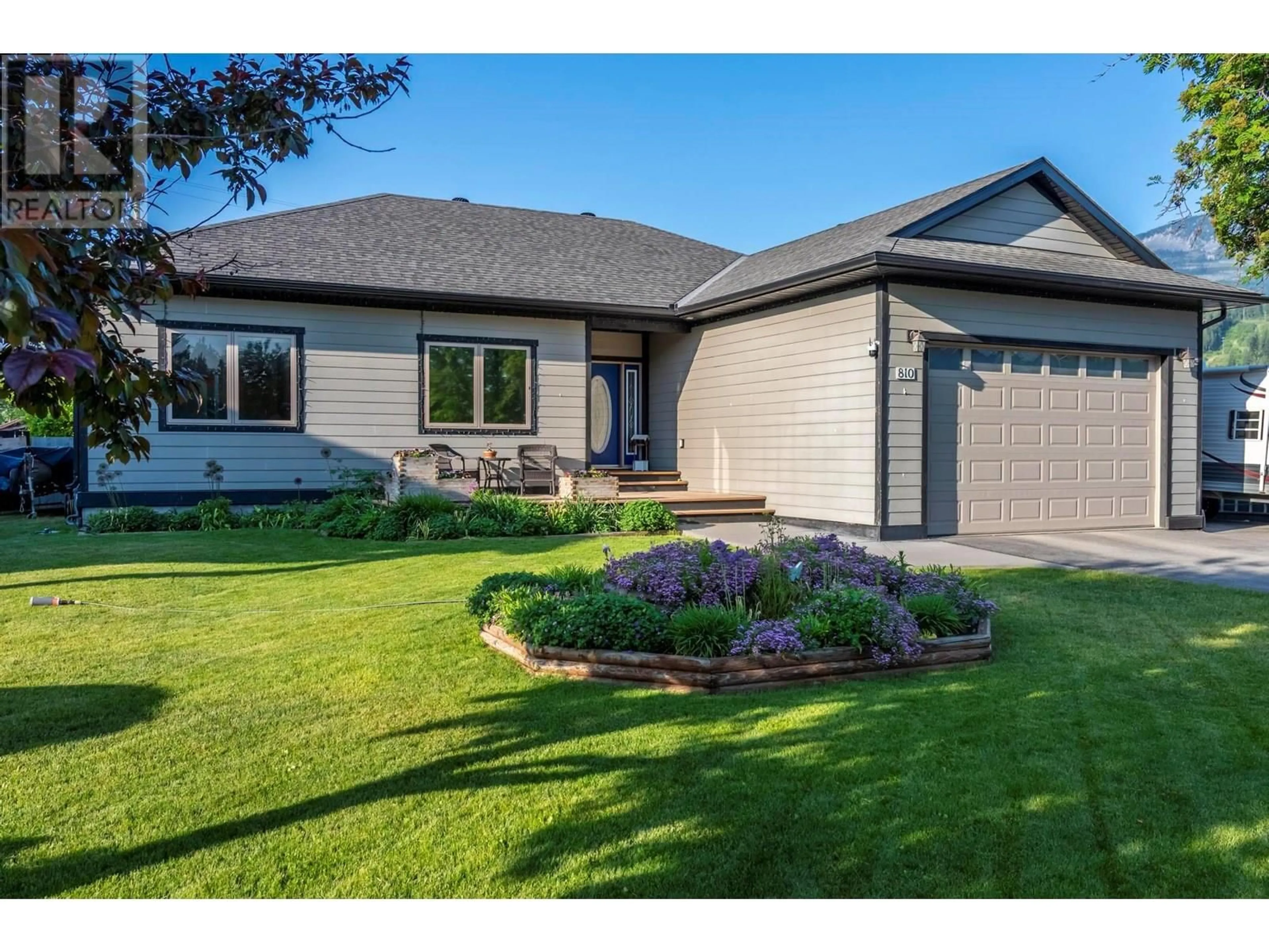 Home with vinyl exterior material, street for 810 12TH STREET SOUTH, Golden British Columbia V0A1H2