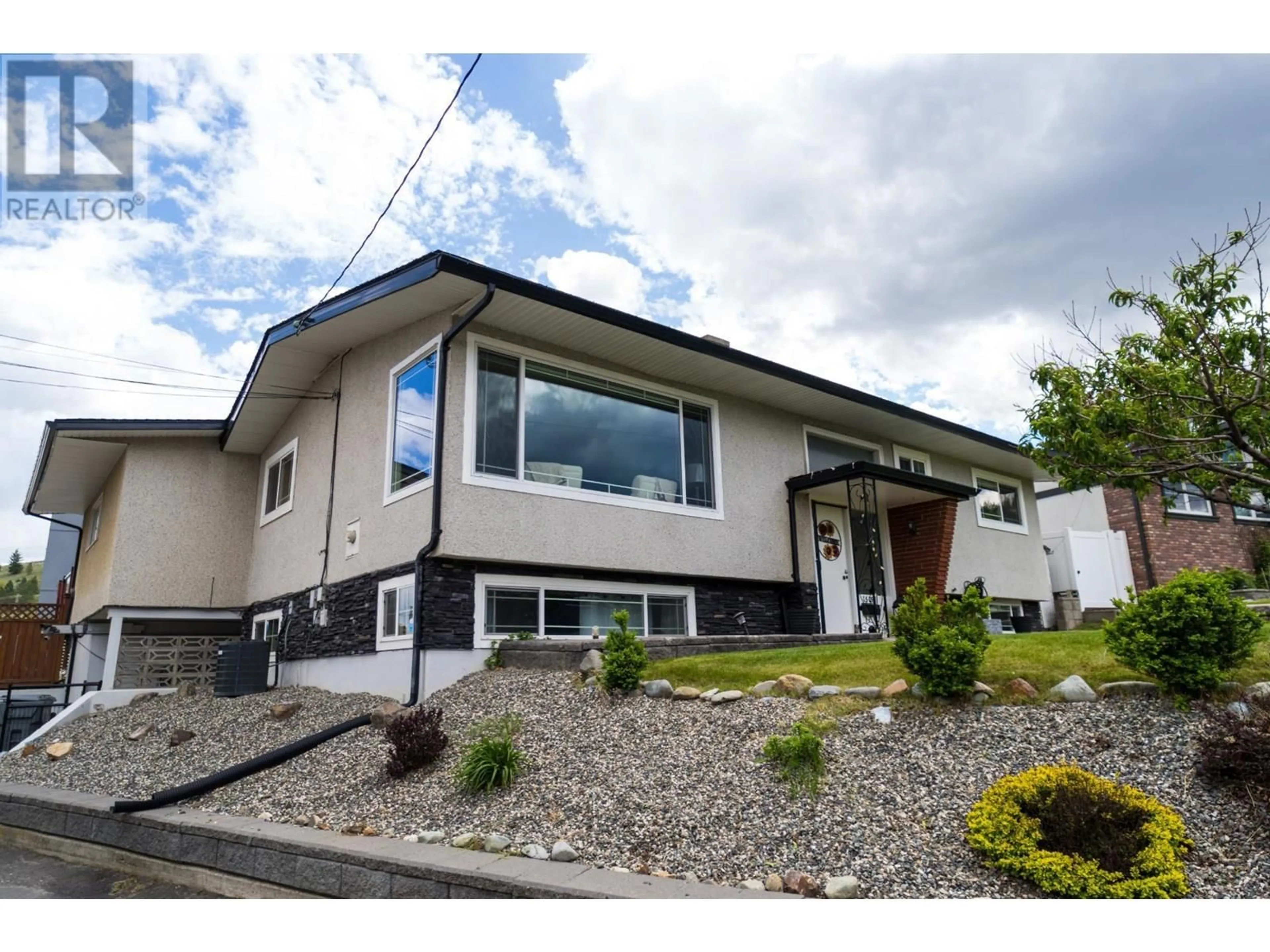 Home with vinyl exterior material, street for 1515 ROBINSON CRESCENT, Kamloops British Columbia V2C3J2