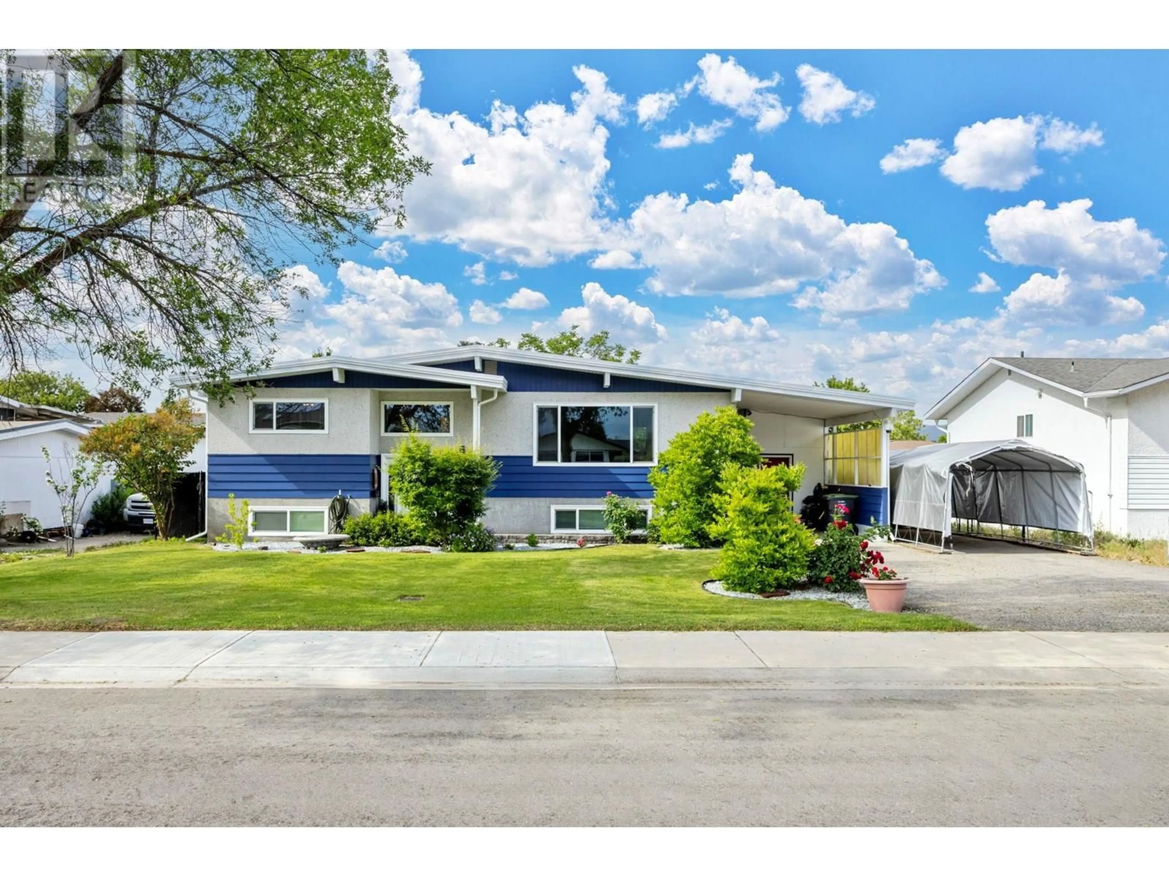 Home with vinyl exterior material, street for 190 BENCHVIEW ROAD, Kelowna British Columbia V1X1M5