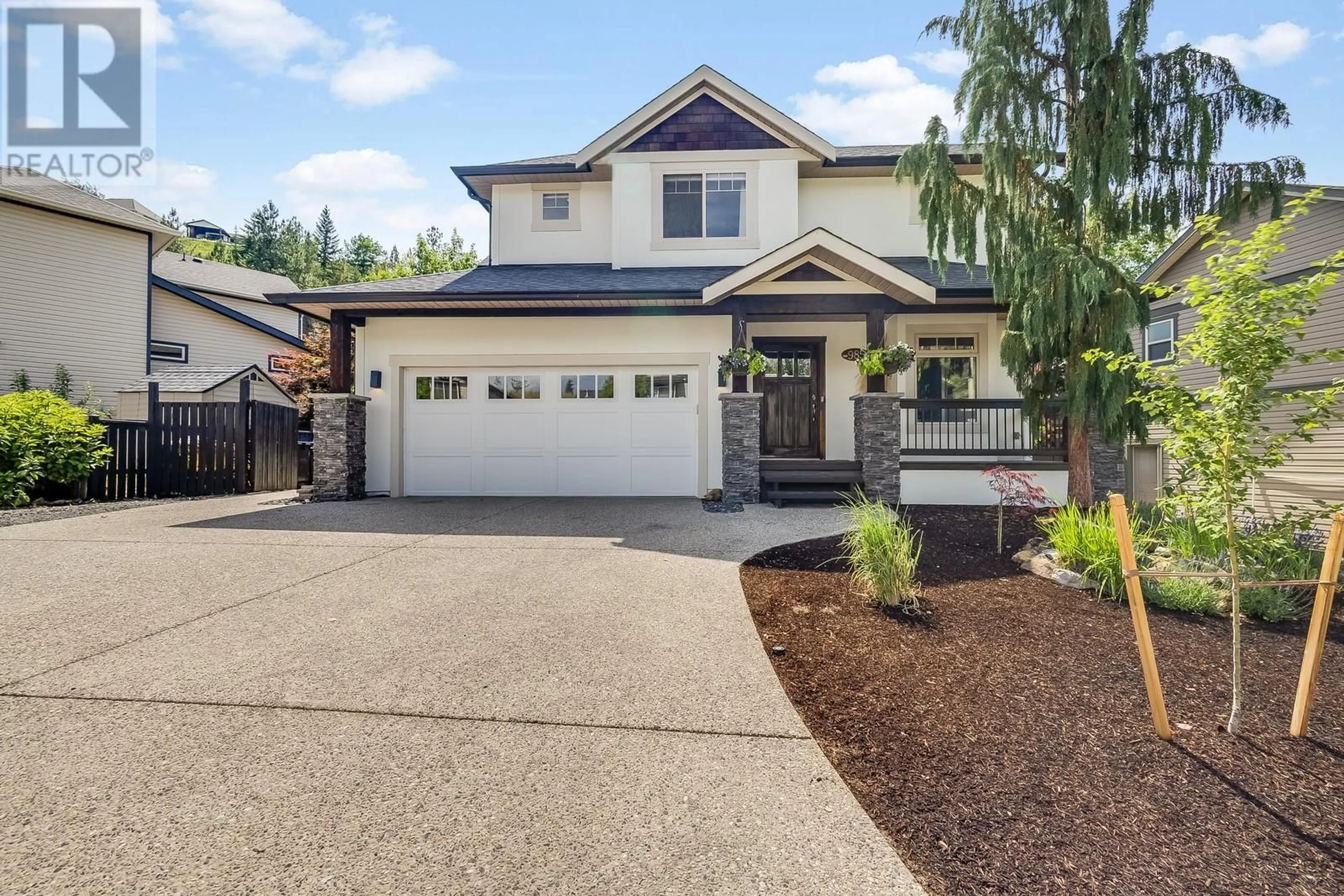 Home with vinyl exterior material, street for 985 PARET CRESCENT, Kelowna British Columbia V1W4X9