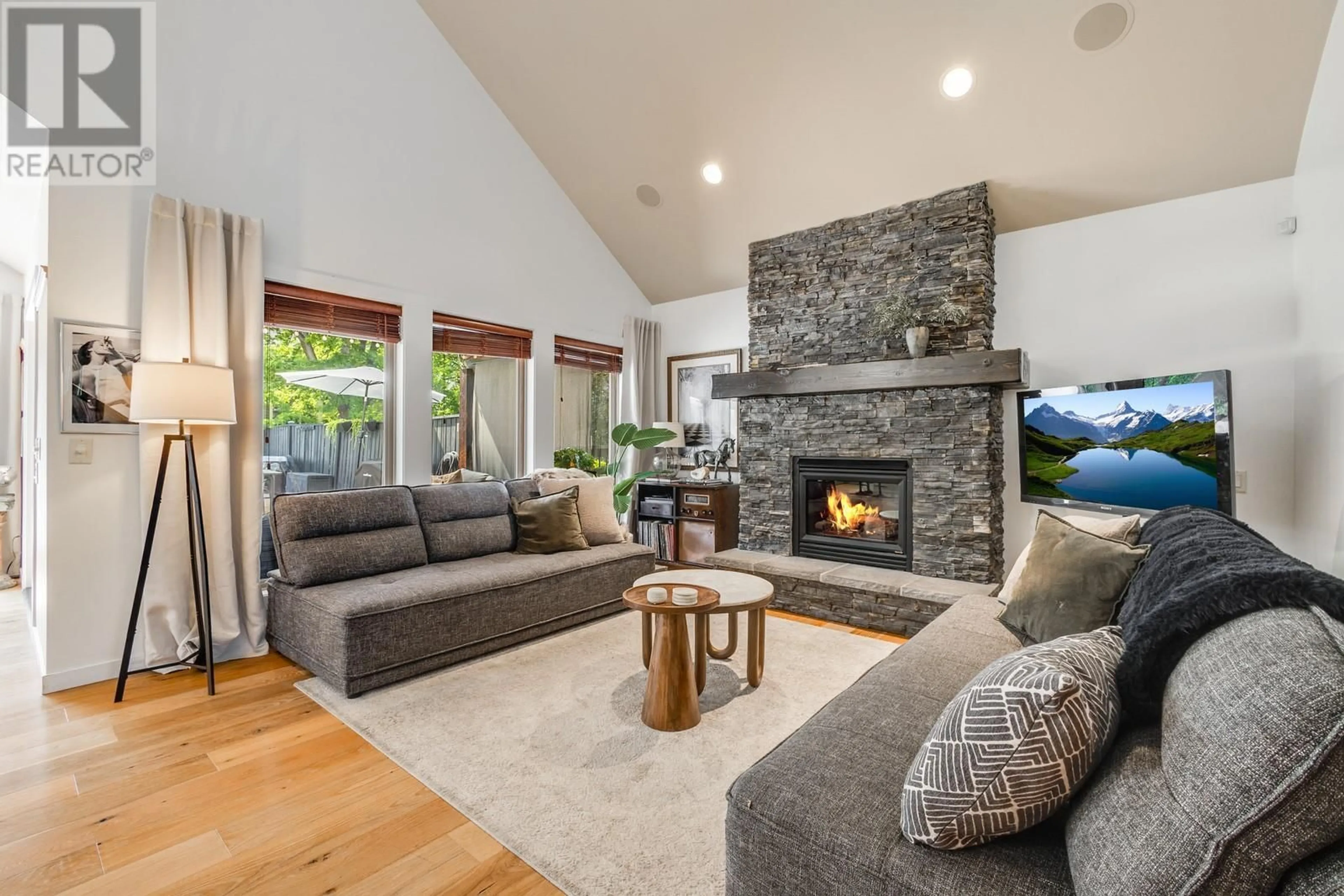Living room with furniture, unknown for 985 PARET CRESCENT, Kelowna British Columbia V1W4X9