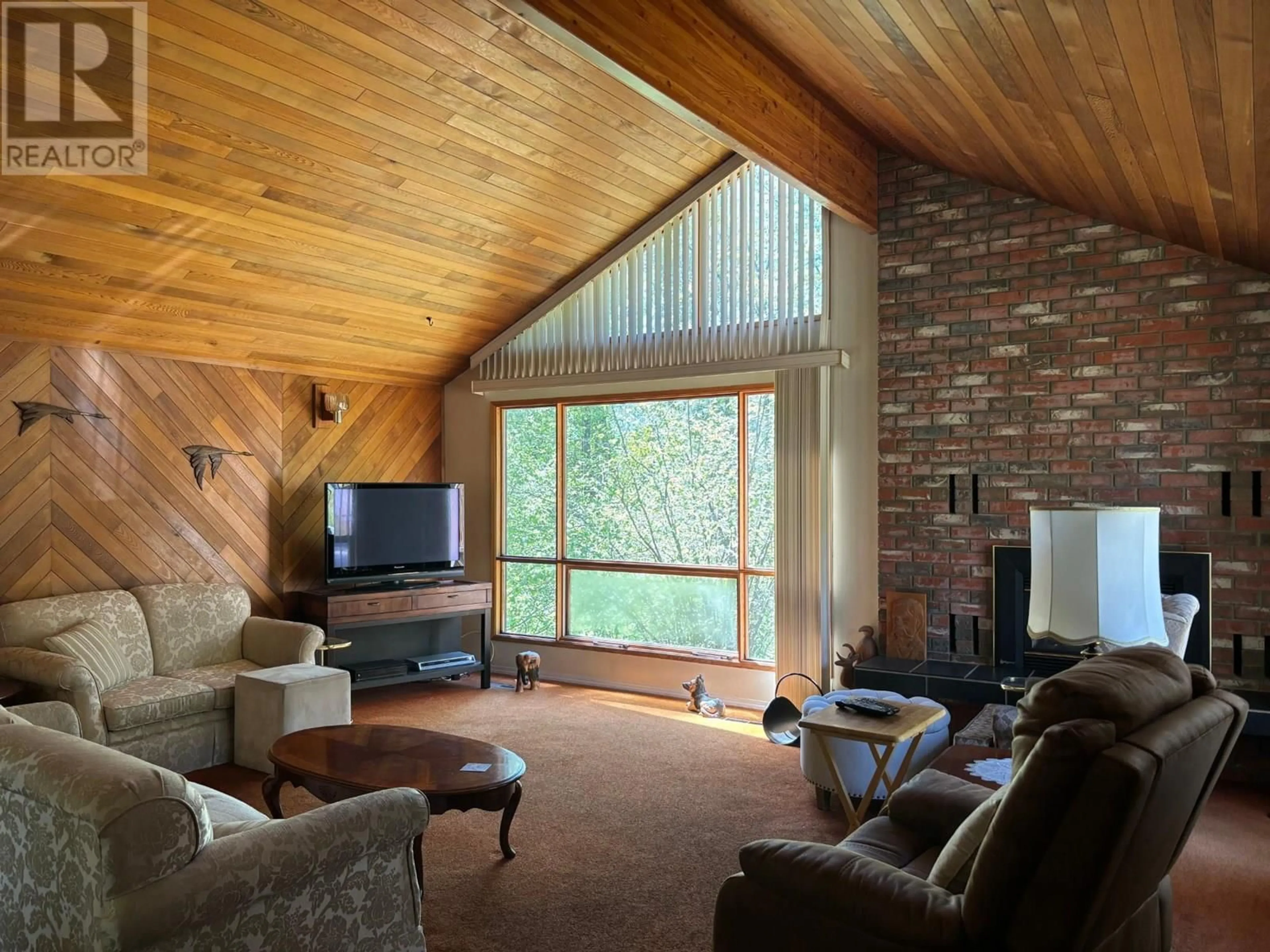 Living room with furniture, wood/laminate floor for 1374 HIGHWAY 3B OTHER, Montrose British Columbia V0G1P0