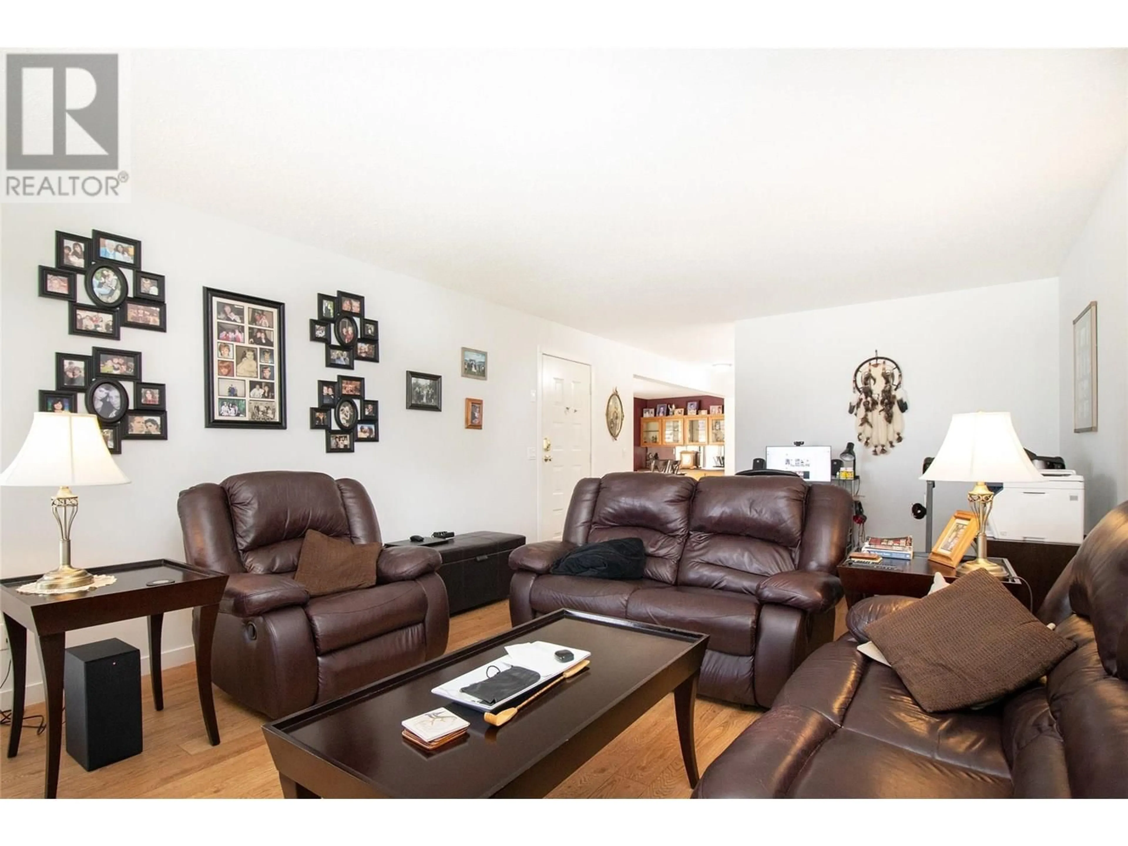 Living room with furniture, wood/laminate floor for 118 - 1255 RAYMER AVENUE, Kelowna British Columbia V1W3S3