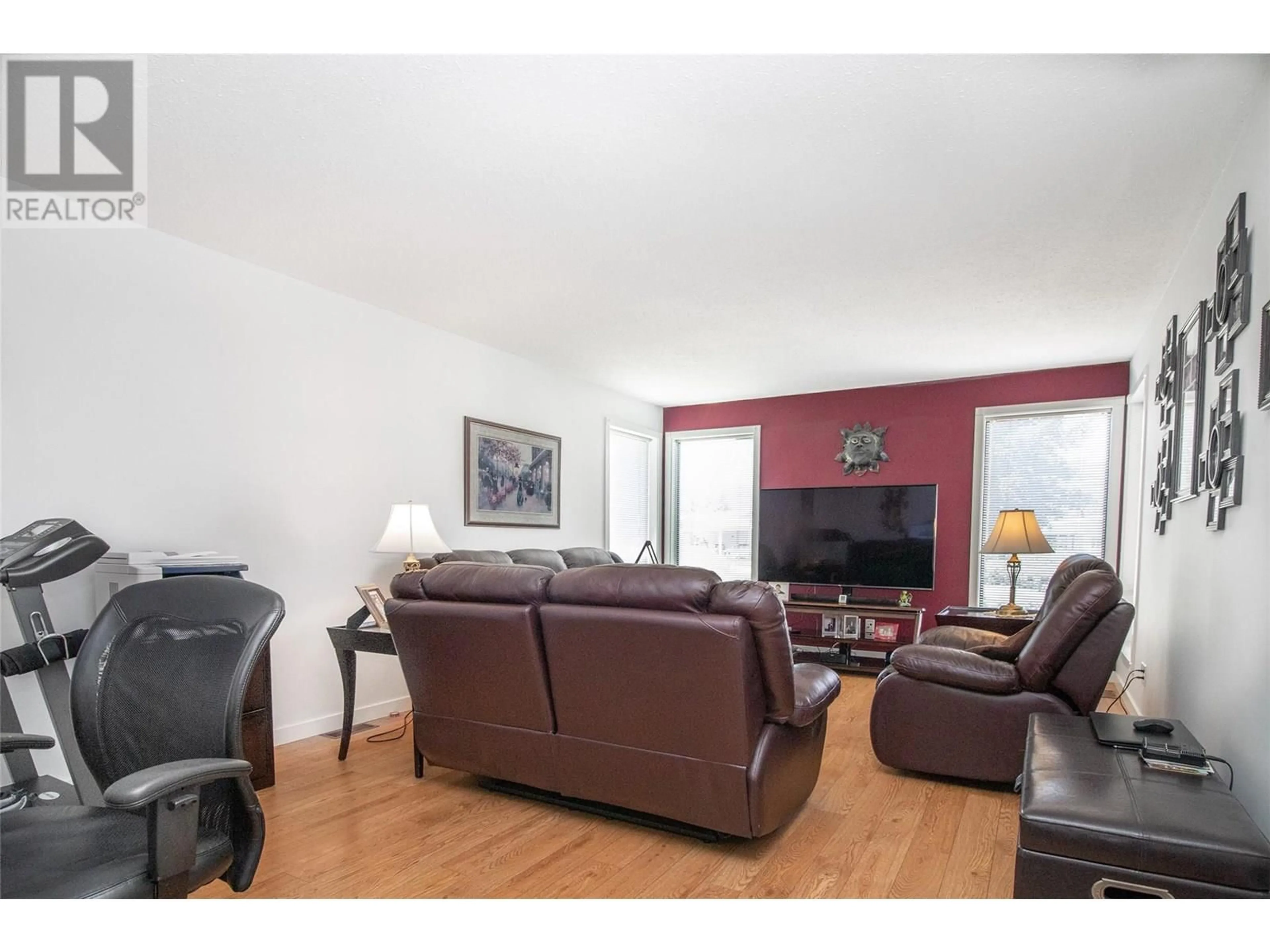Living room with furniture, wood/laminate floor for 118 - 1255 RAYMER AVENUE, Kelowna British Columbia V1W3S3