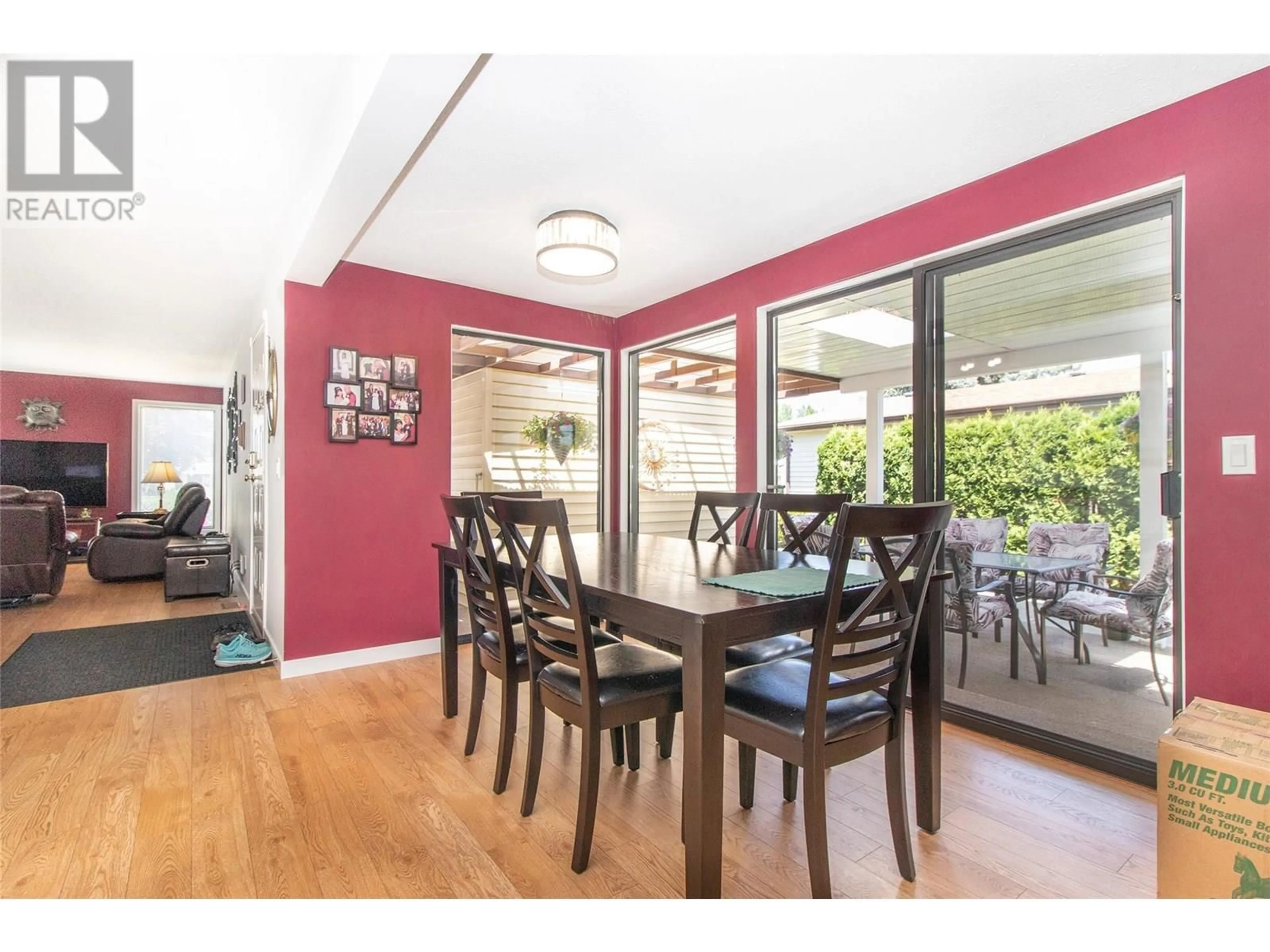 Dining room, wood/laminate floor for 118 - 1255 RAYMER AVENUE, Kelowna British Columbia V1W3S3