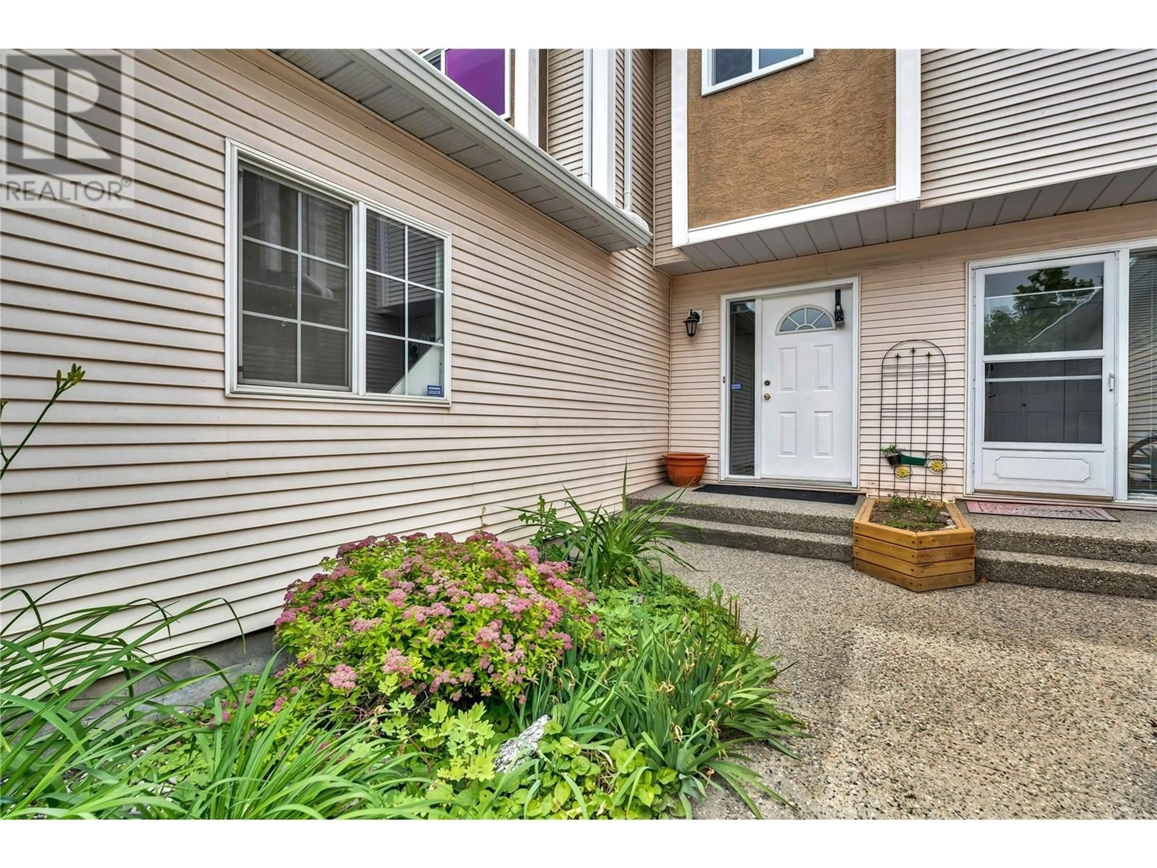 Indoor entryway for 104 - 160 CELANO CRESCENT, Kelowna British Columbia V1V1X9