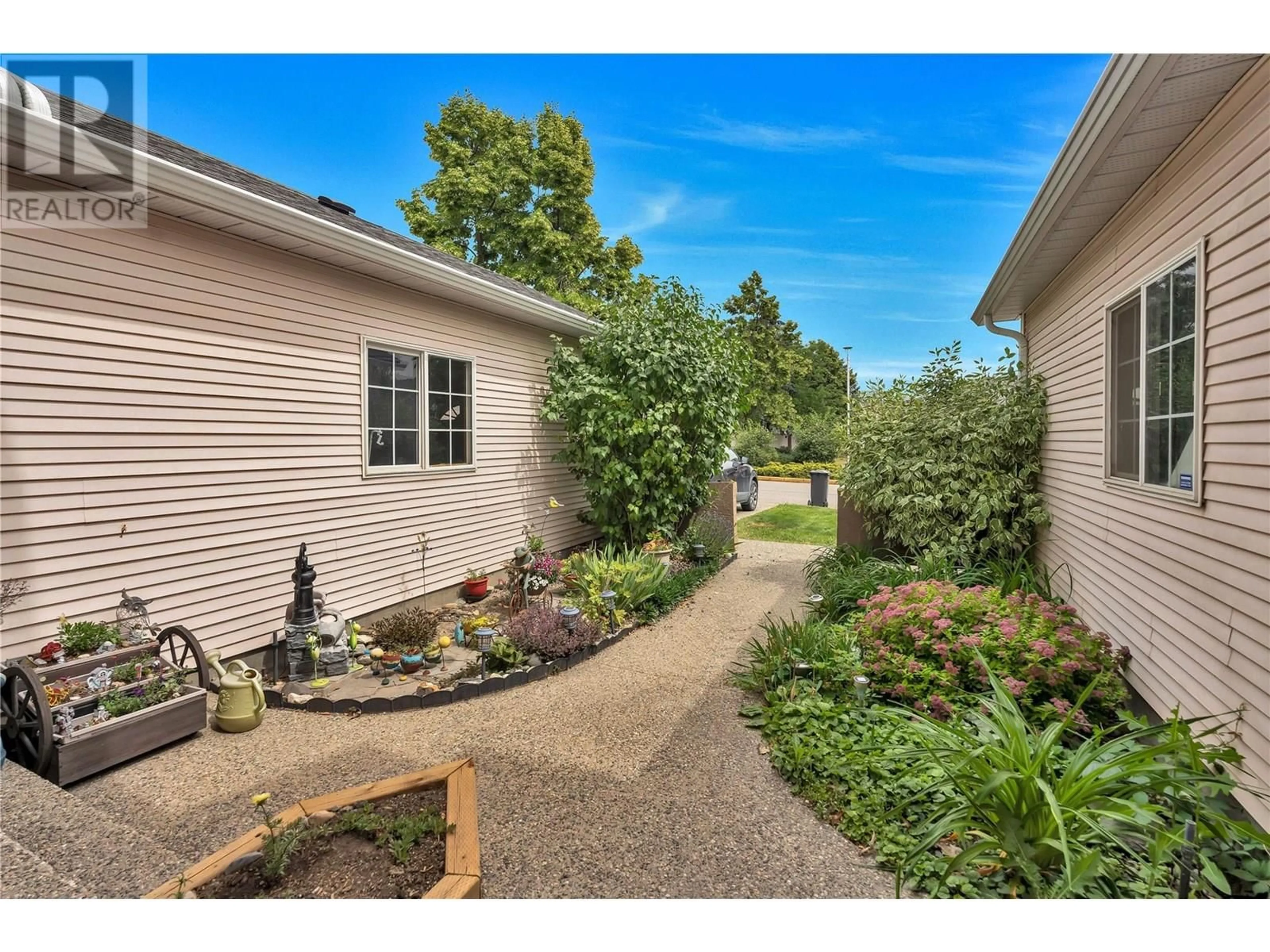 Patio, street for 104 - 160 CELANO CRESCENT, Kelowna British Columbia V1V1X9