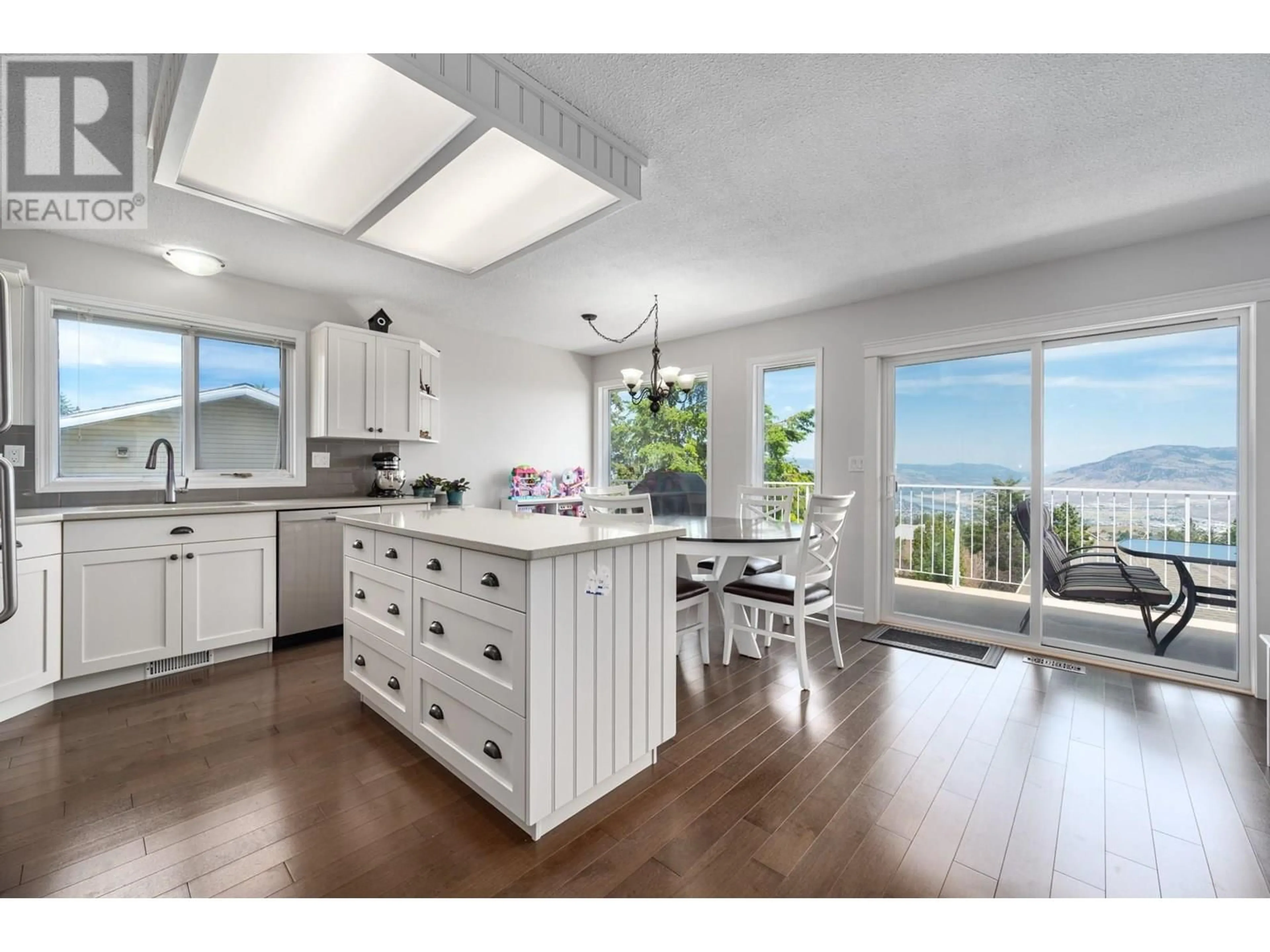 Open concept kitchen, unknown for 818 GREYBRIAR COURT, Kamloops British Columbia V1S1K5