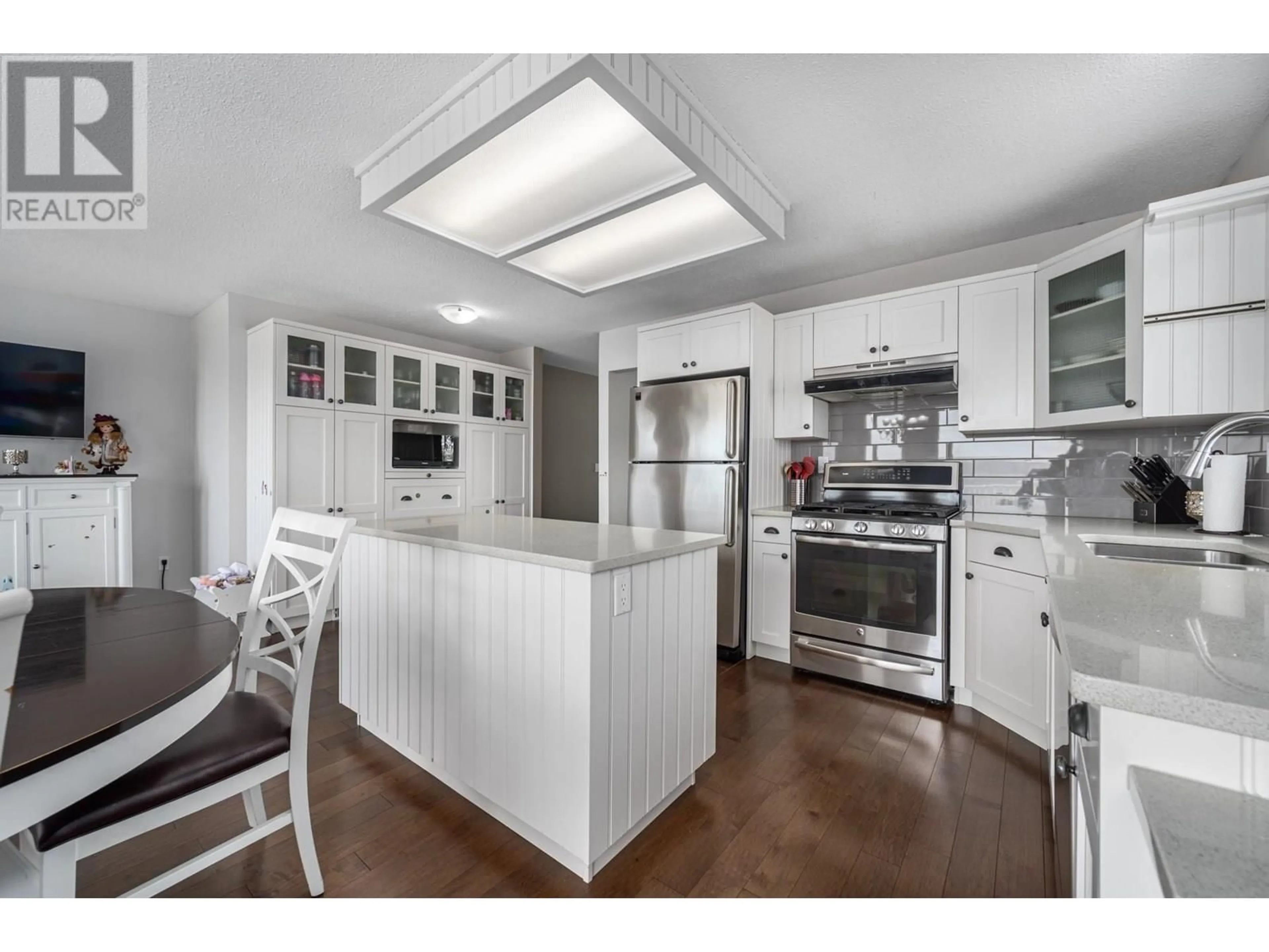 Open concept kitchen, unknown for 818 GREYBRIAR COURT, Kamloops British Columbia V1S1K5