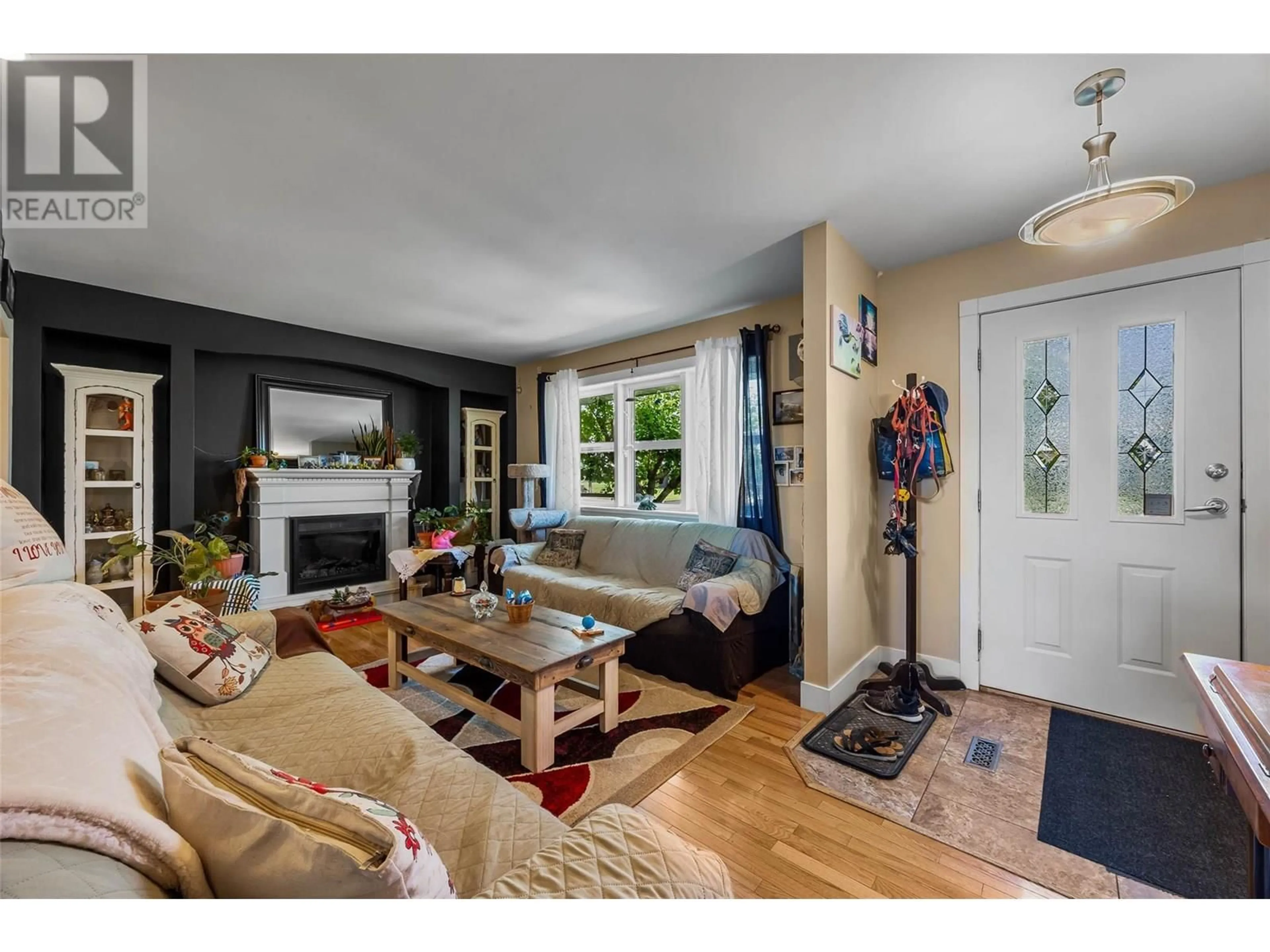 Living room with furniture, unknown for 1027 NICOLANI DRIVE, Kamloops British Columbia V2B5B4