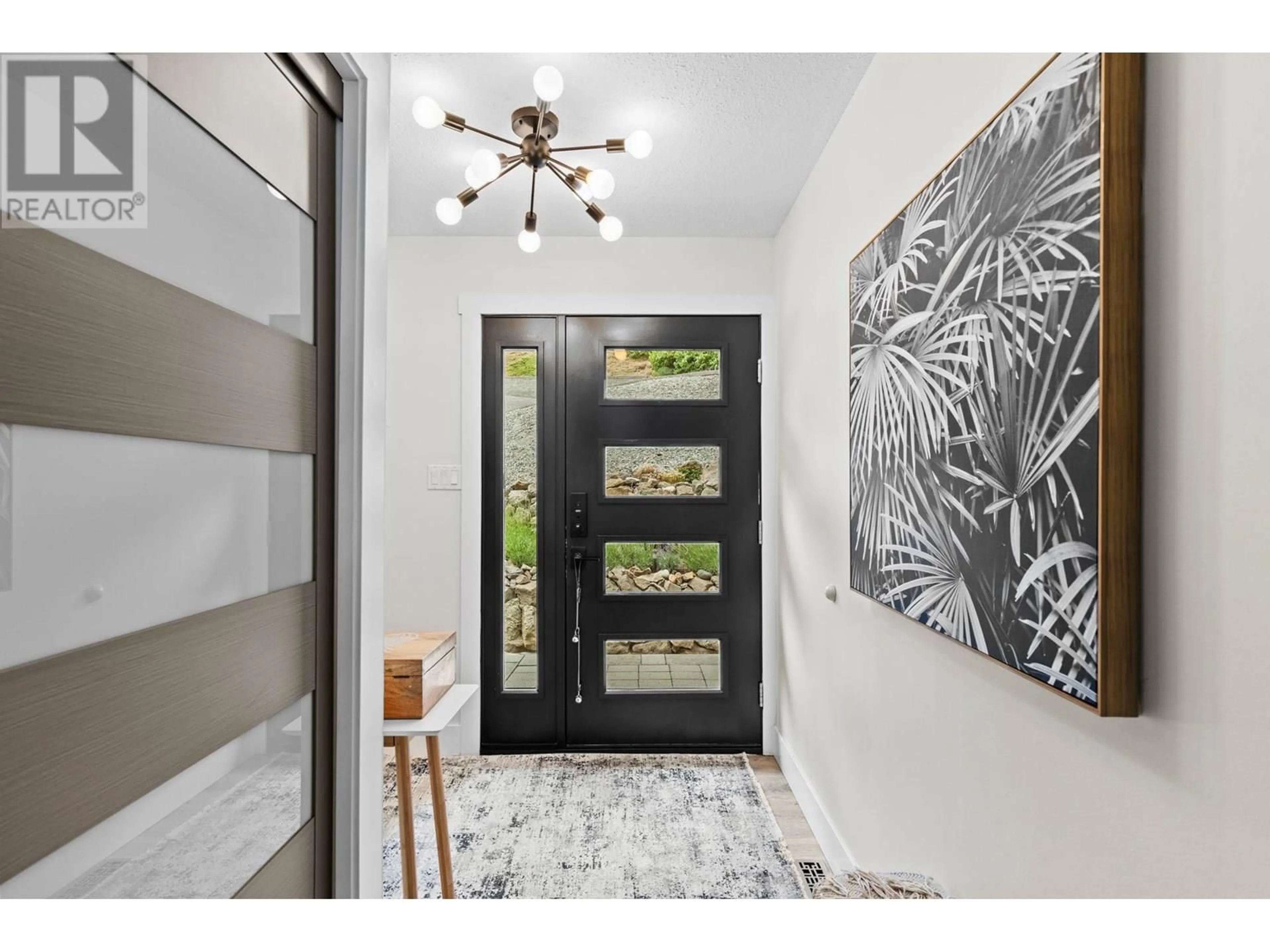 Indoor entryway for 6427 STUART CRESCENT, Peachland British Columbia V0H1X7