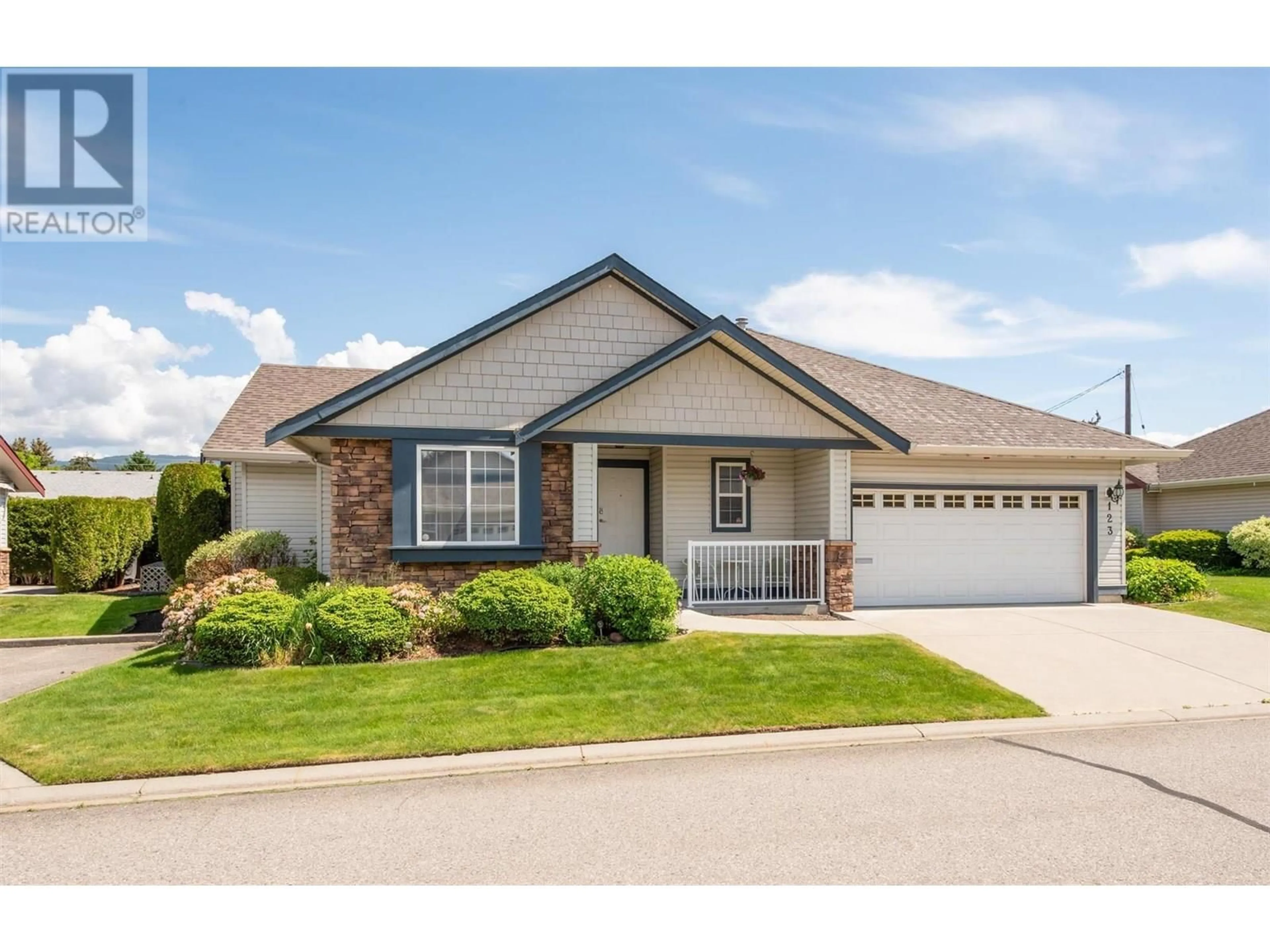 Home with vinyl exterior material, street for 123 - 1188 HOUGHTON ROAD, Kelowna British Columbia V1X2C9