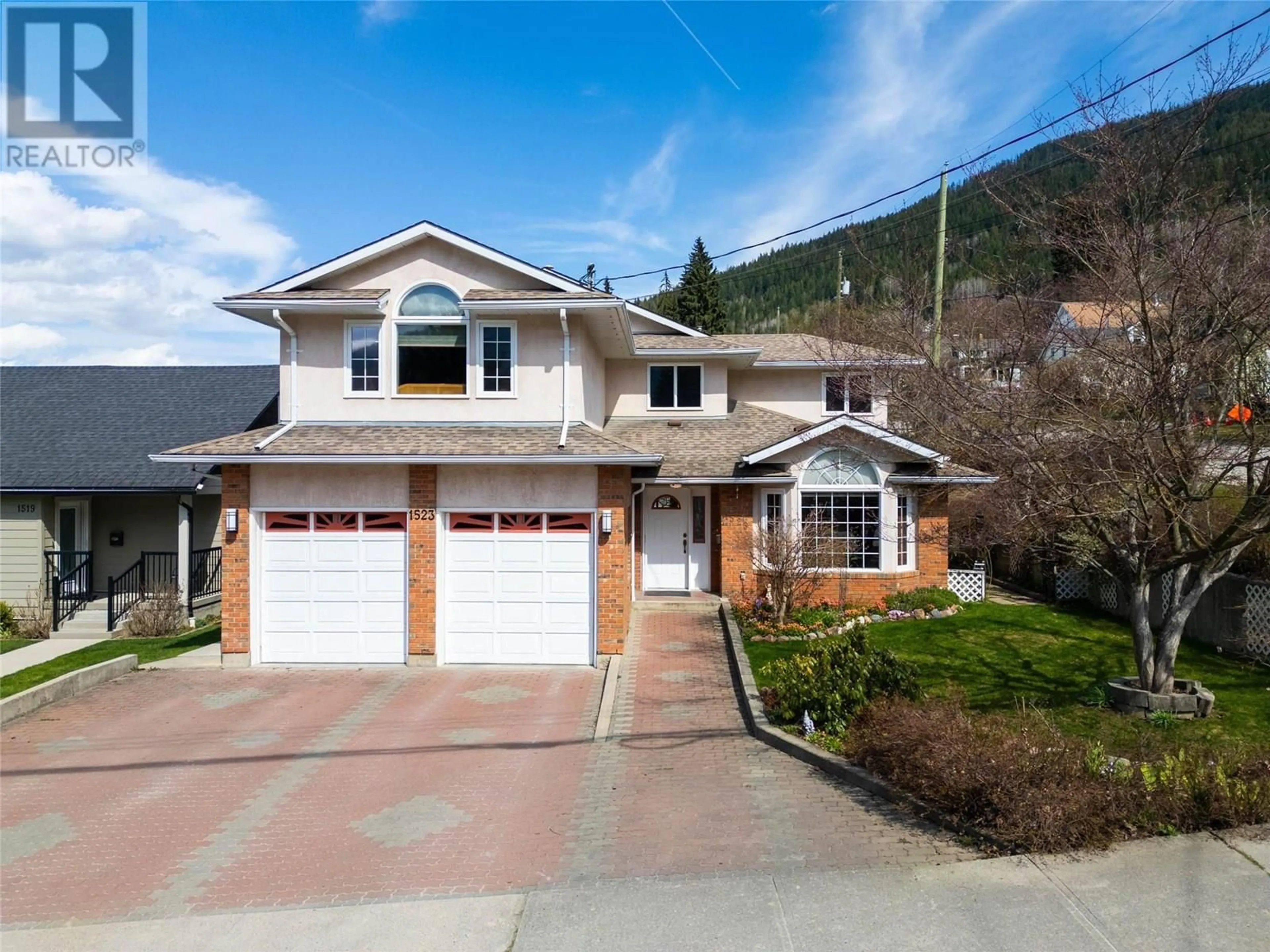Home with vinyl exterior material, street for 1523 STANLEY STREET, Nelson British Columbia V1L1R4