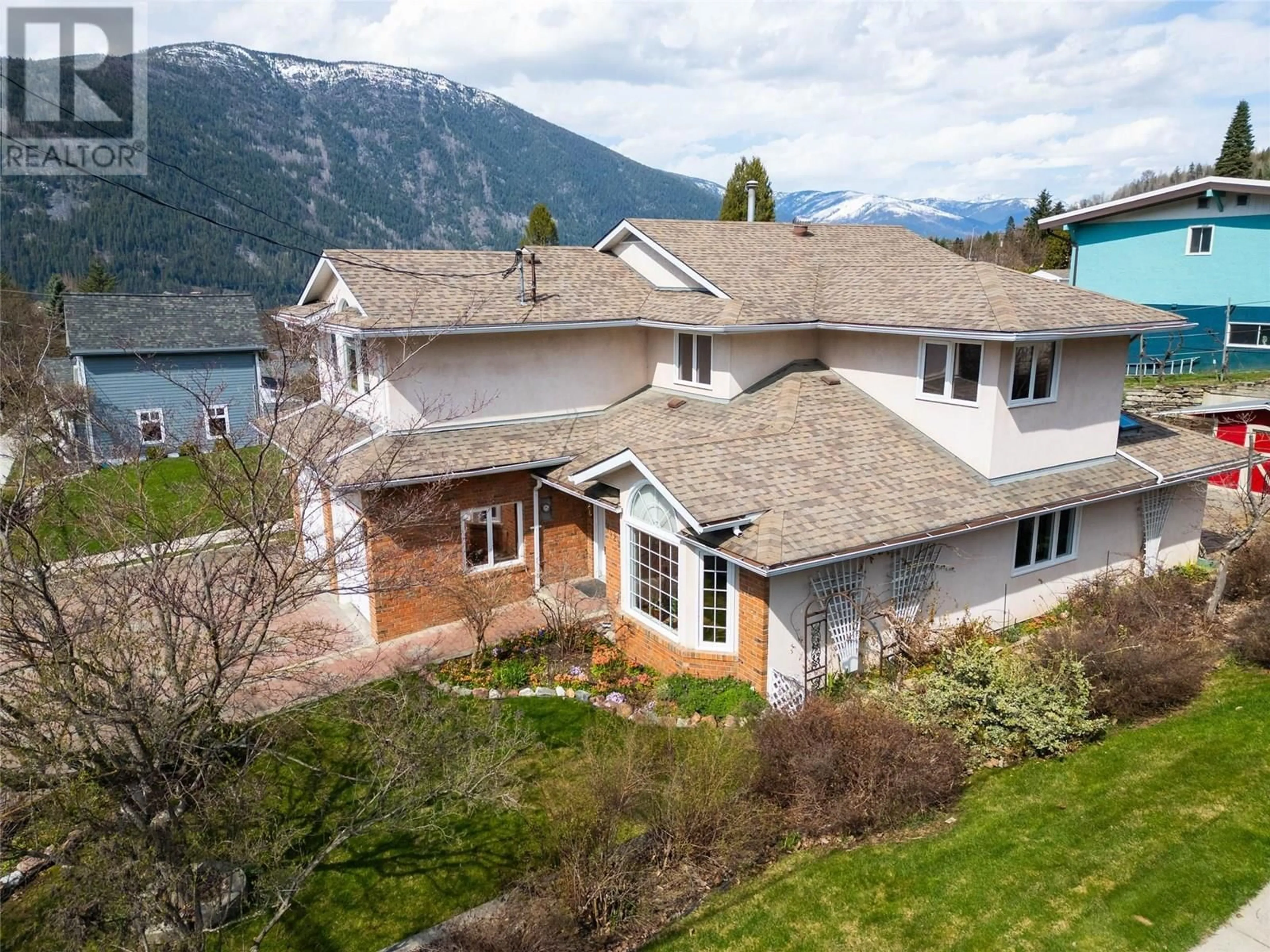 A pic from outside/outdoor area/front of a property/back of a property/a pic from drone, water/lake/river/ocean view for 1523 STANLEY STREET, Nelson British Columbia V1L1R4