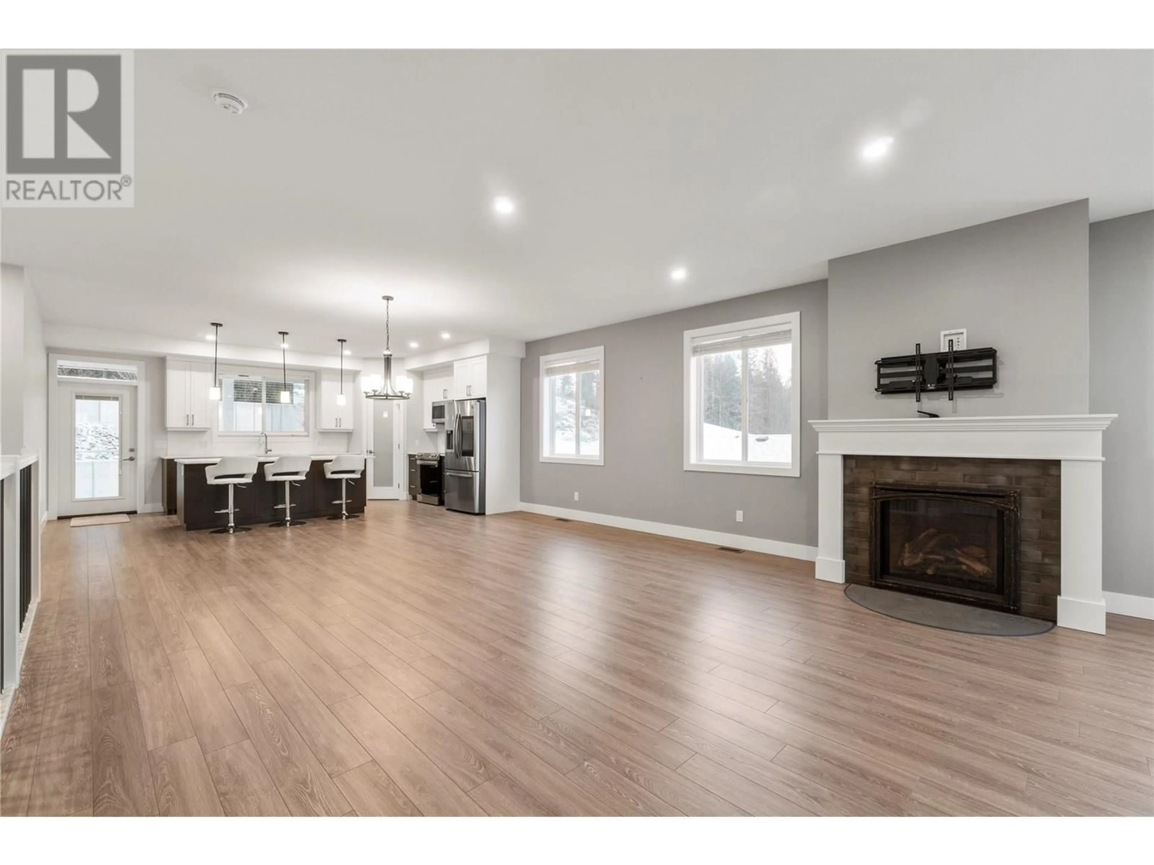 Open concept kitchen, wood/laminate floor for 81 15 AVENUE SOUTHEAST, Salmon Arm British Columbia V1E0G3