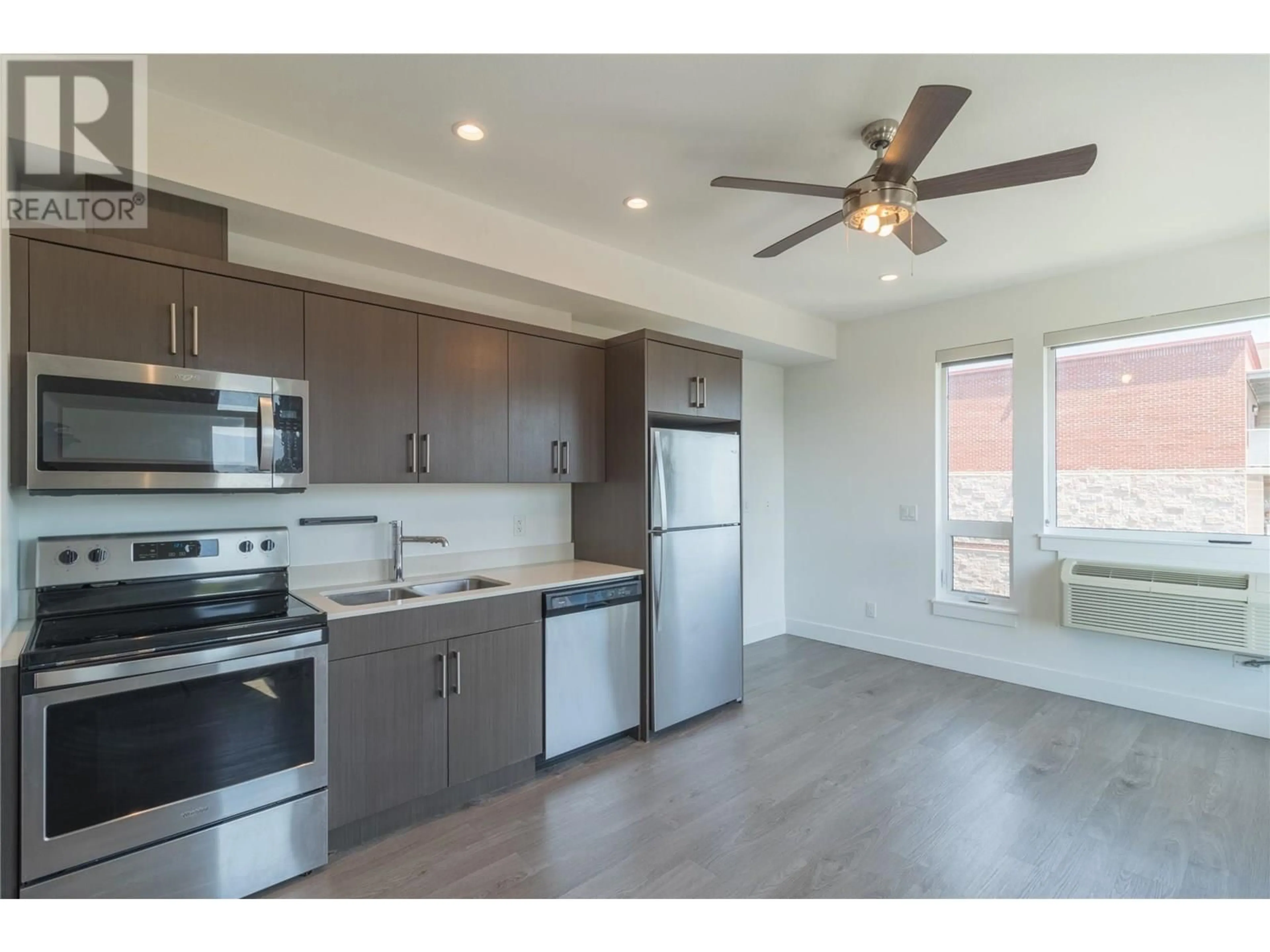 Open concept kitchen, wood/laminate floor for 622 - 925 LEON AVENUE, Kelowna British Columbia V1Y0E5