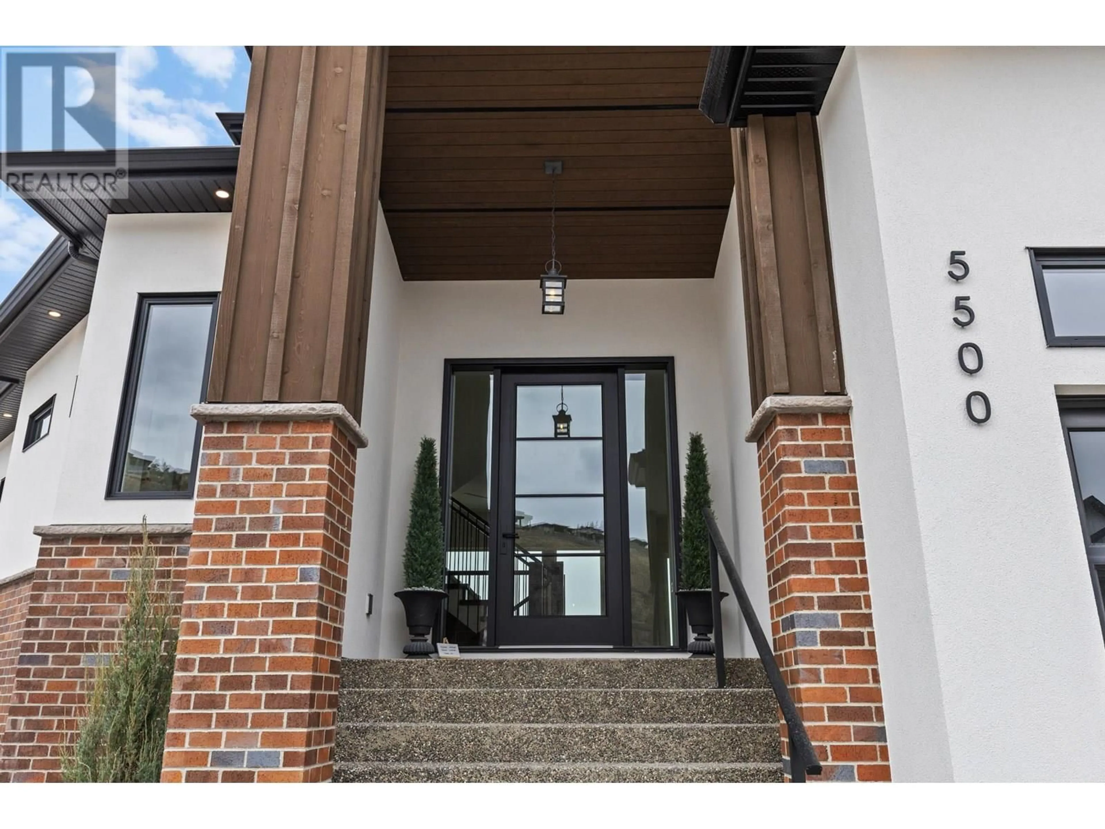 Indoor foyer for 5500 FOOTHILL COURT, Kelowna British Columbia V1W5G5